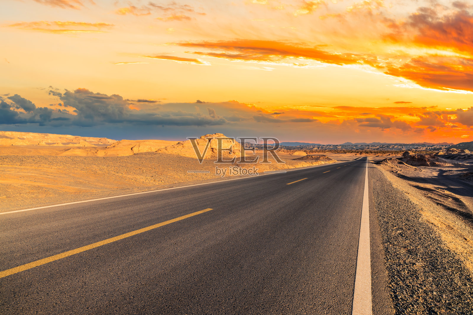 公路与沙漠自然风光在日落时分照片摄影图片