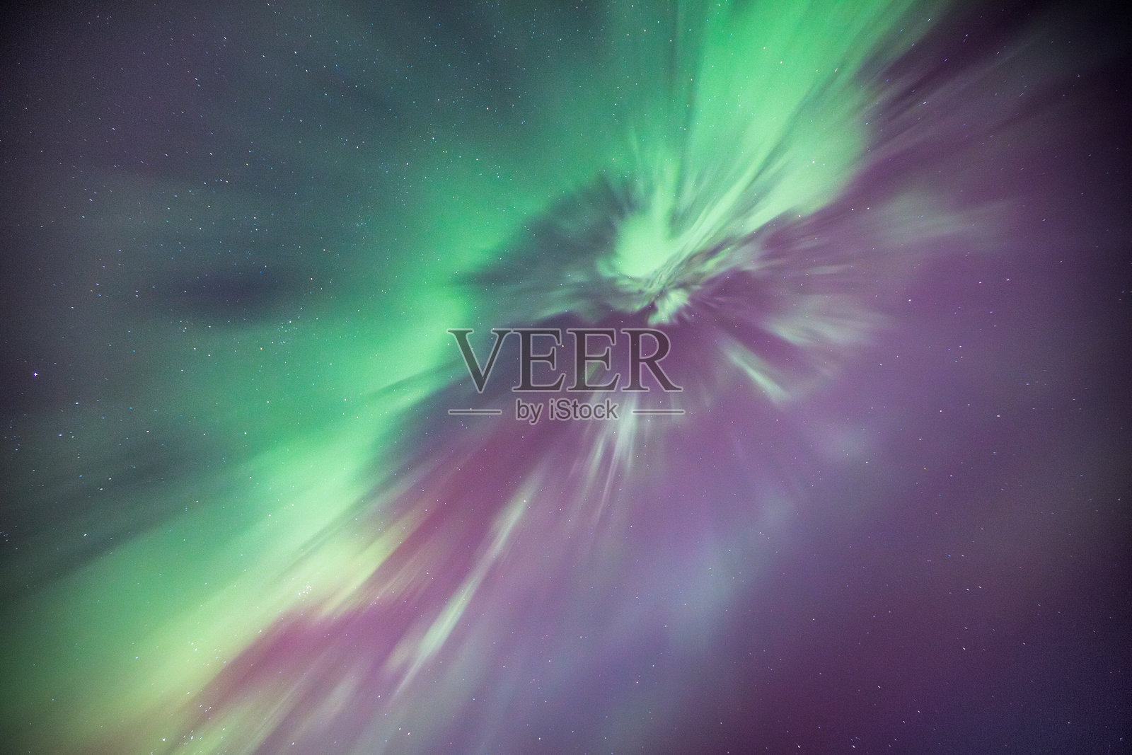 2024年10月10日极端太阳风暴期间,英格兰东北部诺森伯兰上空的北极光。照片摄影图片