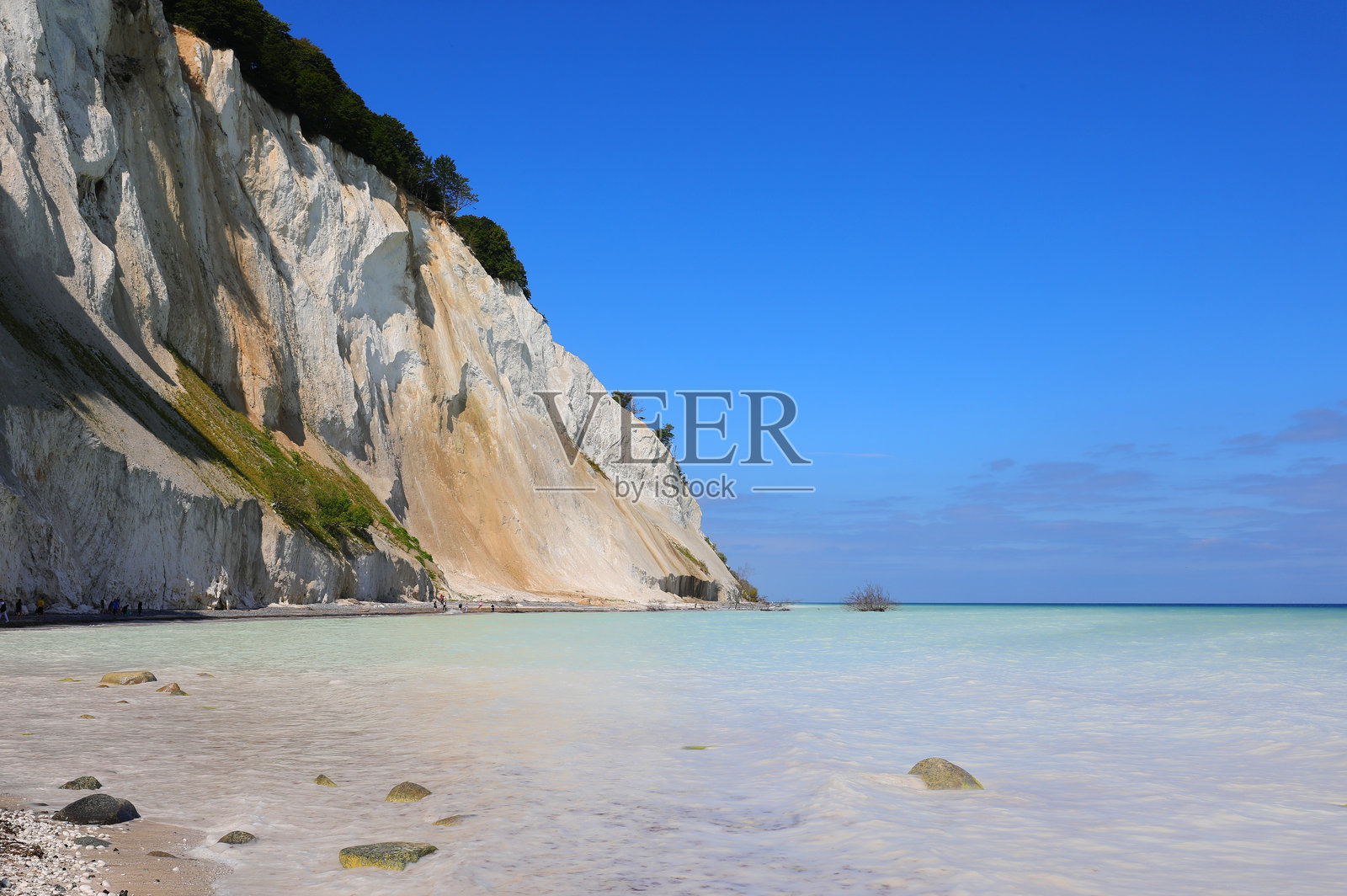 波罗的海海滩和被自然元素侵蚀的壮观悬崖照片摄影图片