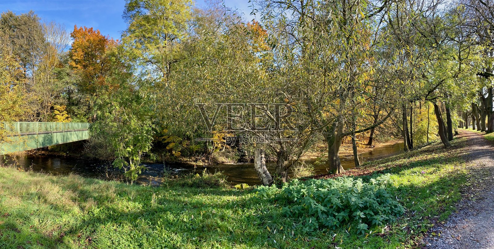 诺德豪森市公园,秋季的佐尔格河和小船池照片摄影图片