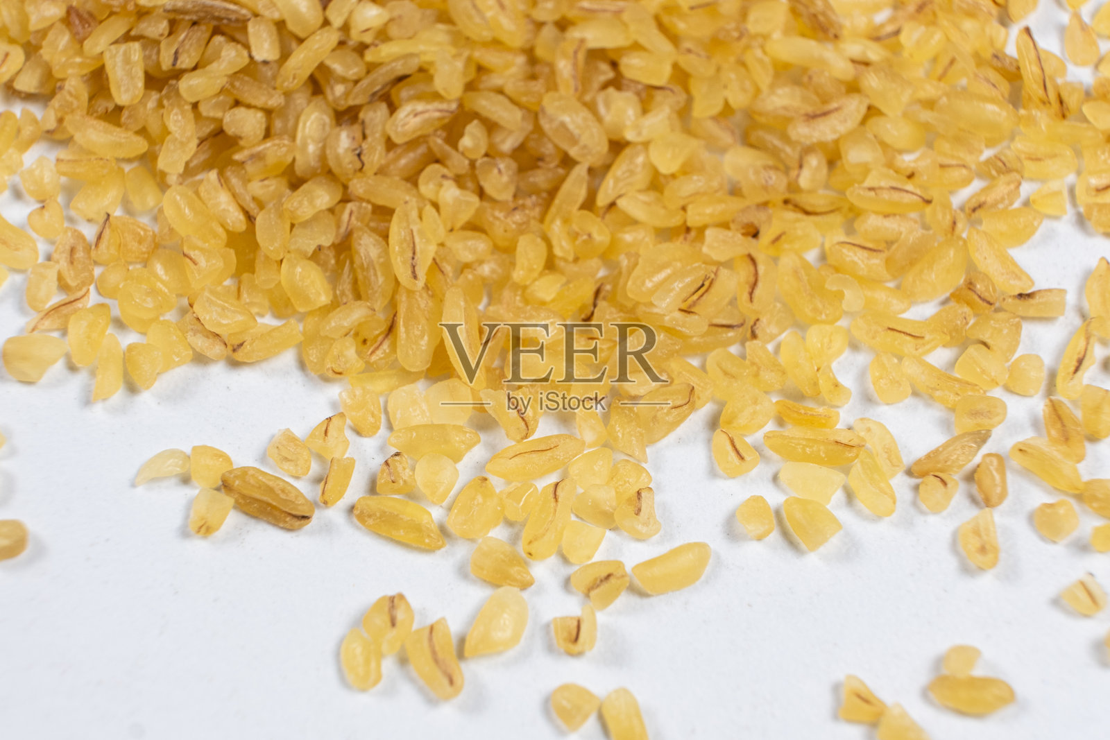 白色背景上的散落小麦碎粒和粗麦粉照片摄影图片