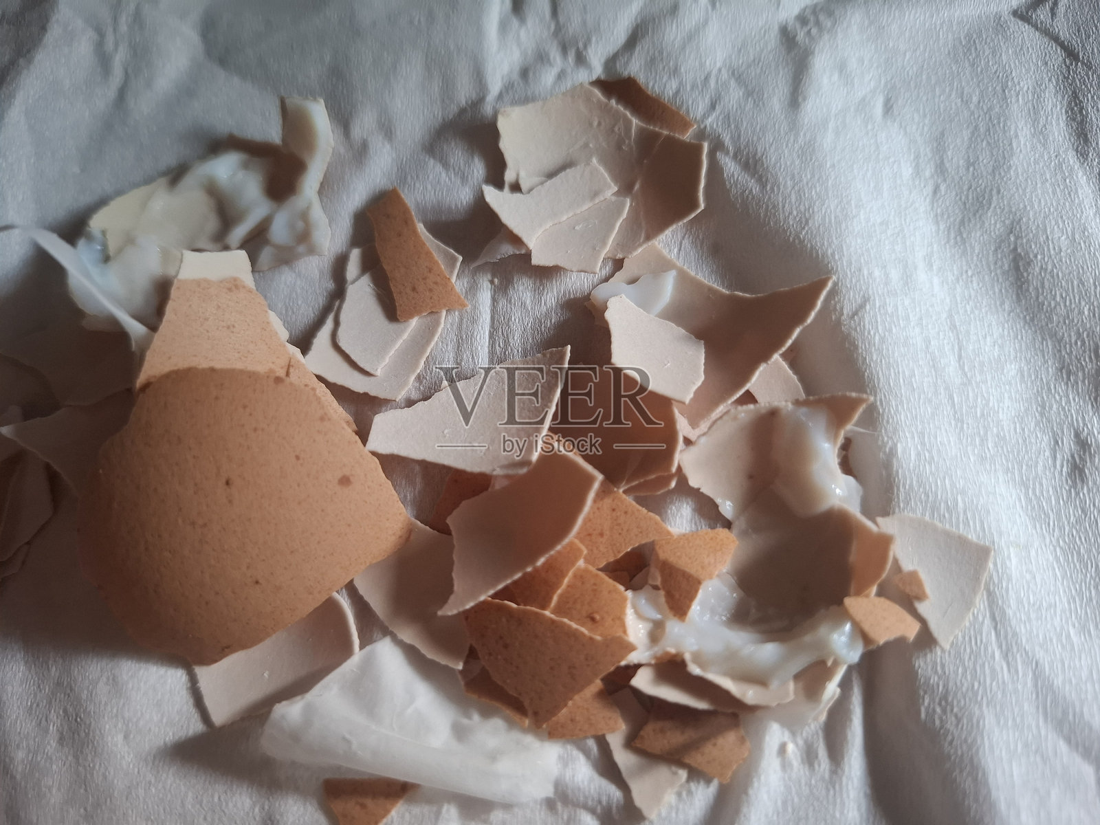 用纸巾包裹的蛋壳废物照片摄影图片