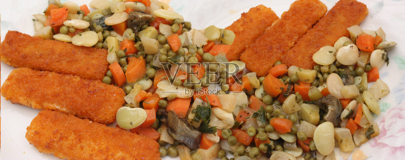 炸面包裹的鳕鱼条配混合蔬菜照片摄影图片