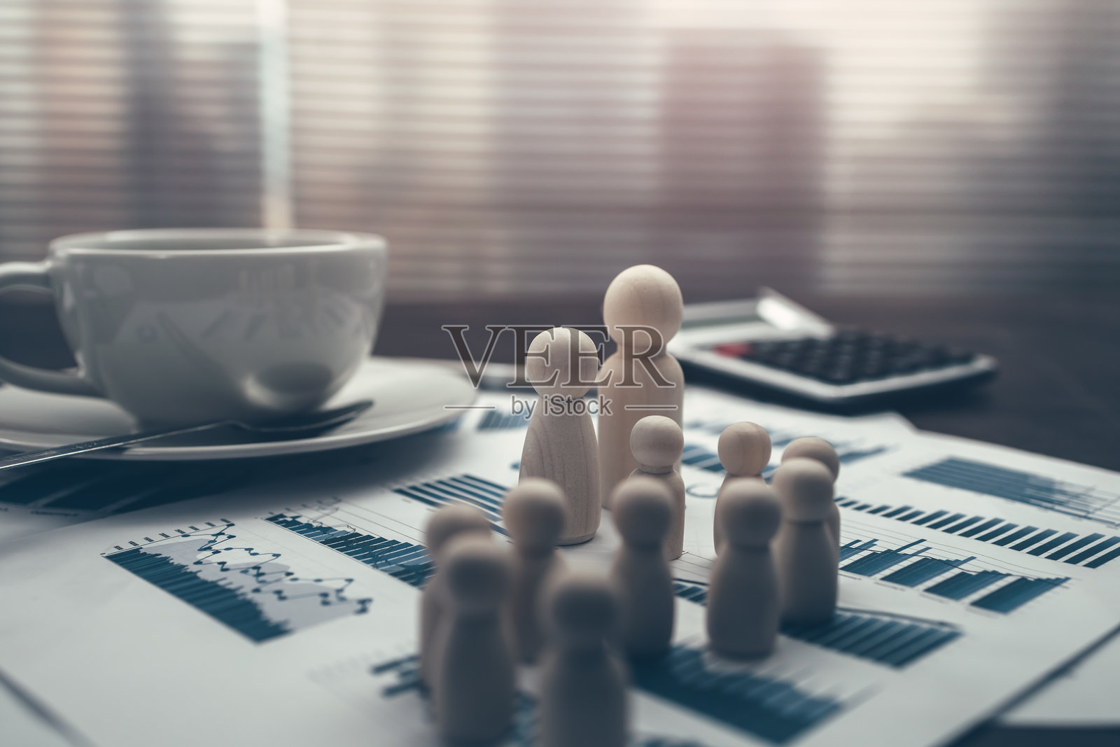 木制玩偶代表公司员工在工作场所的商业图表上排成一列,象征新员工、求职或职业生涯。企业概念。照片摄影图片