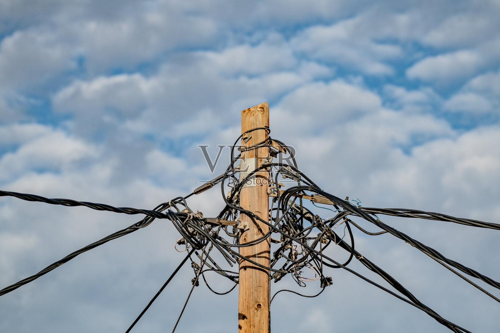 木杆上的电缆缠绕在一起照片摄影图片