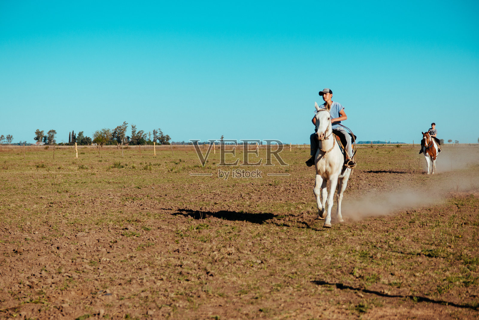 朋友们骑马照片摄影图片