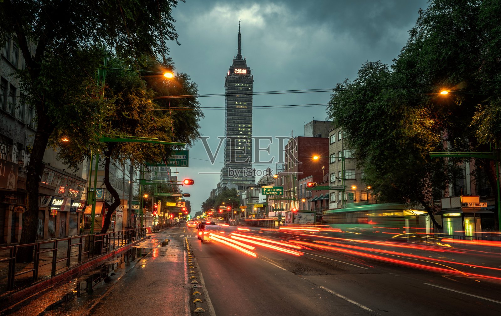 夜晚城市街道上的光轨照片摄影图片