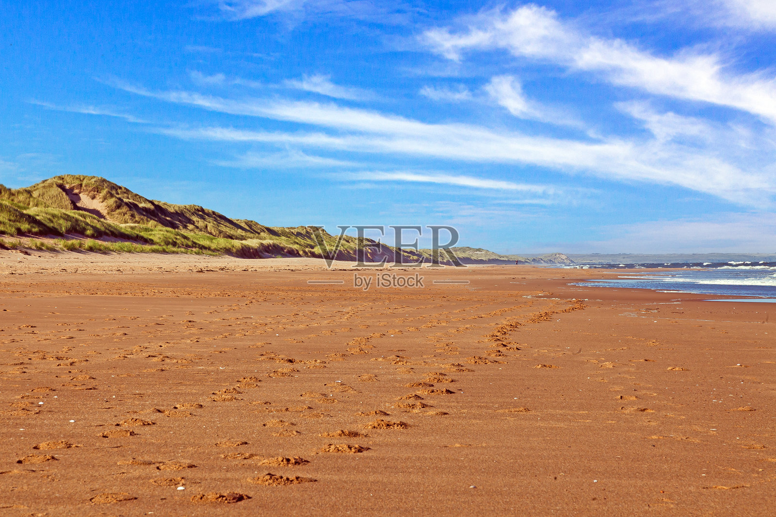 苏格兰白天的荒凉海滩,沙丘上留有脚印照片摄影图片