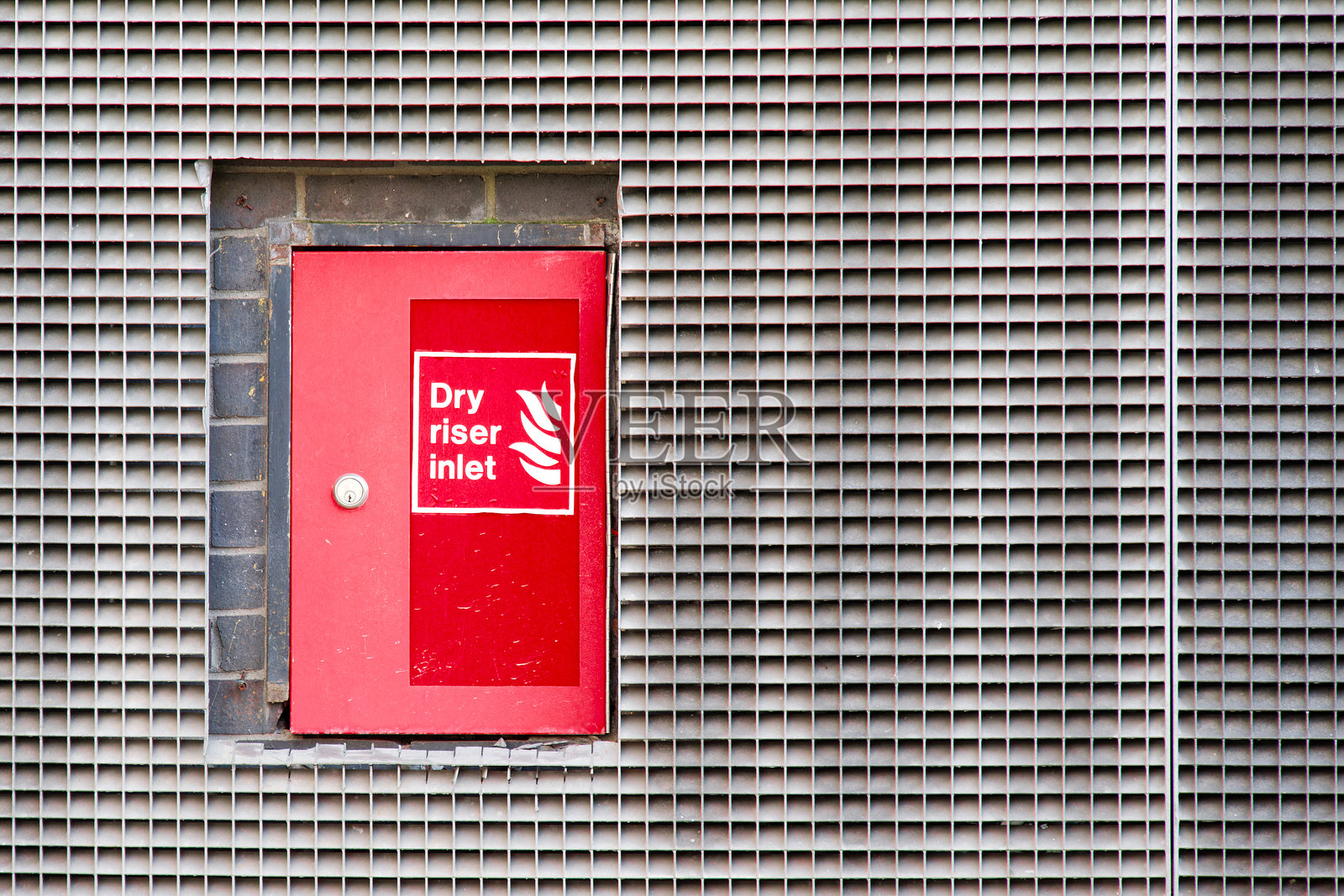 干燥立管红色进水箱及墙面标识照片摄影图片