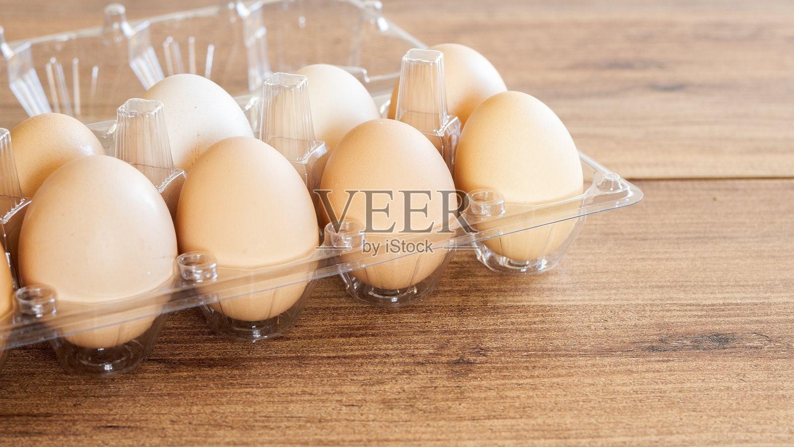 有机棕色鸡蛋在托盘或蛋盒中。超市或早餐用的家禽鸡蛋装在纸箱里。照片摄影图片