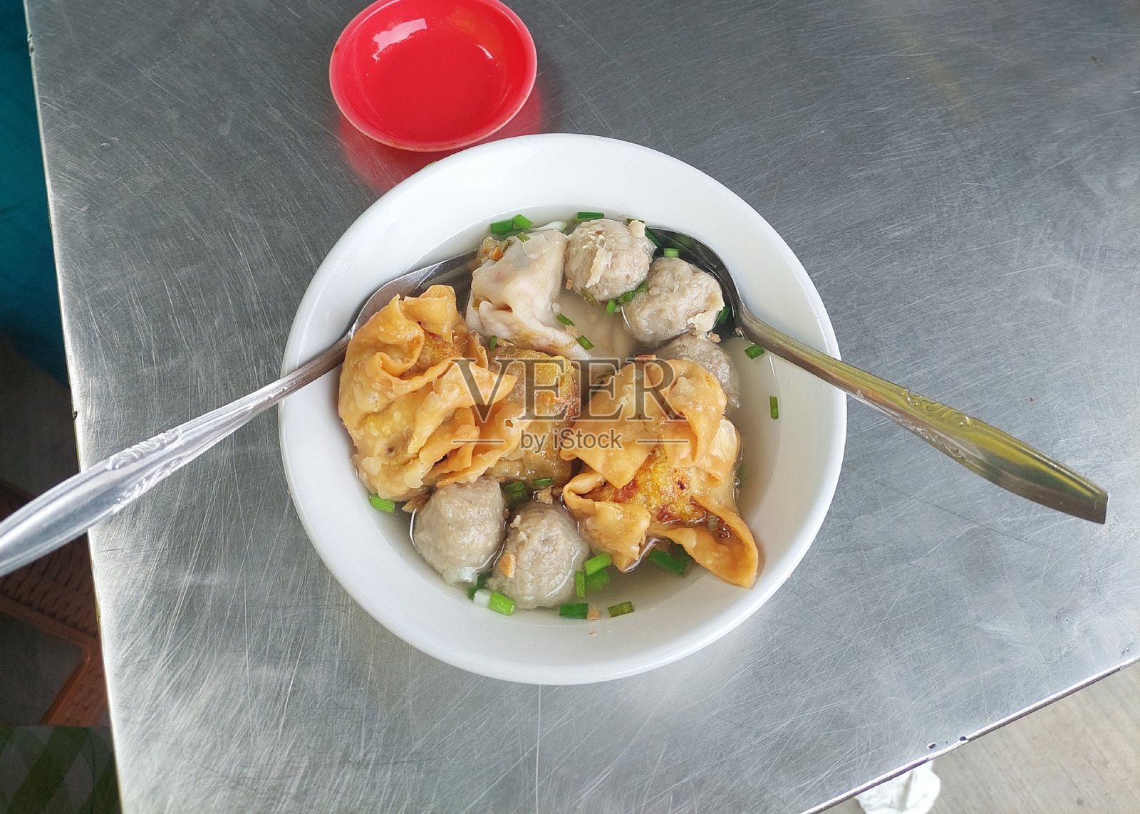 马朗的巴克索,来自印度尼西亚东爪哇的传统美食。肉丸汤配有面条、豆腐和炸饺子(饺子)。照片摄影图片