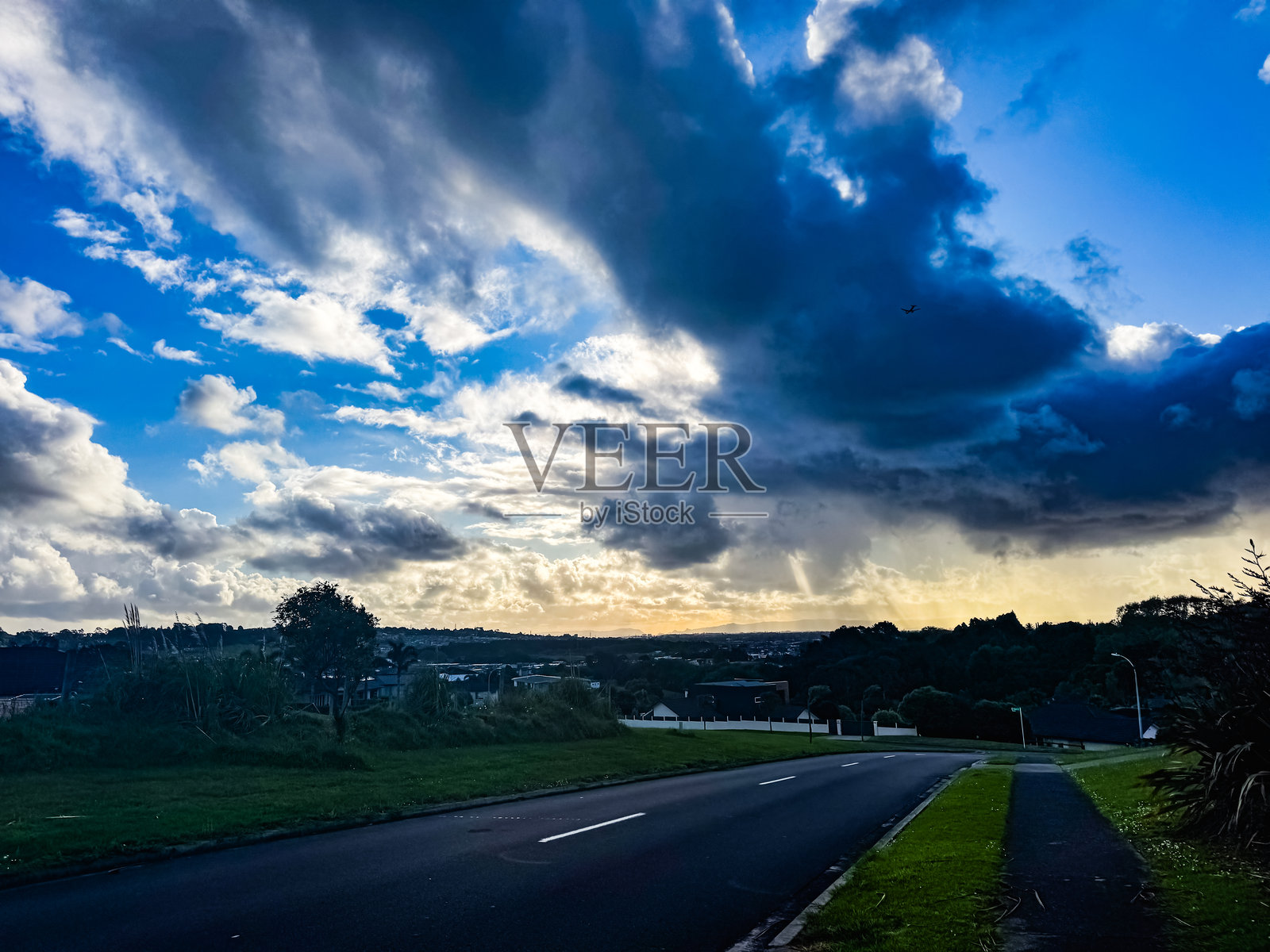 新西兰奥克兰日落前的自然山丘公园。照片摄影图片