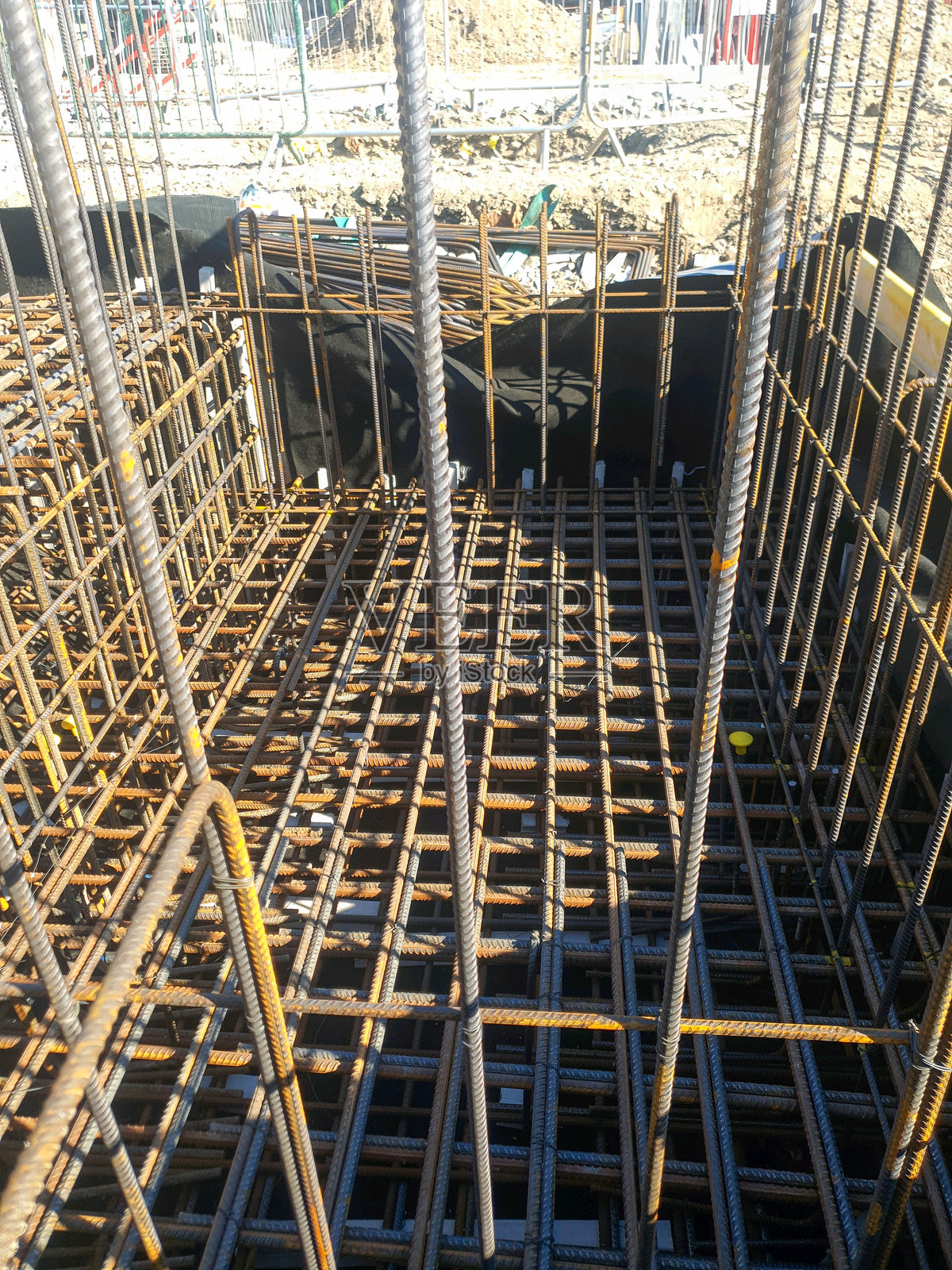 钢筋为混凝土结构排列。照片摄影图片