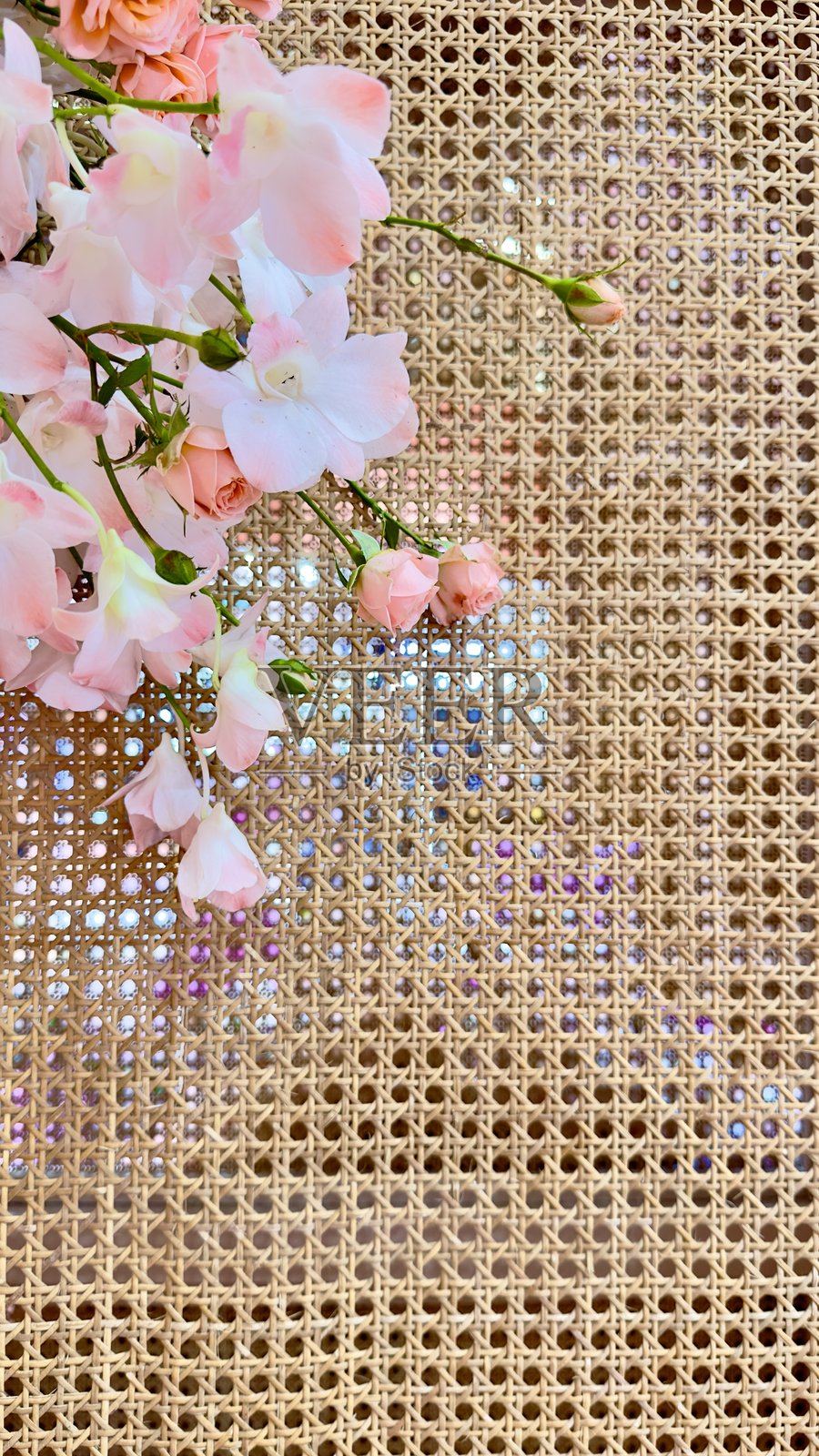 盛开的粉色兰花和玫瑰,右侧有编织木背景空间可添加浪漫信息照片摄影图片