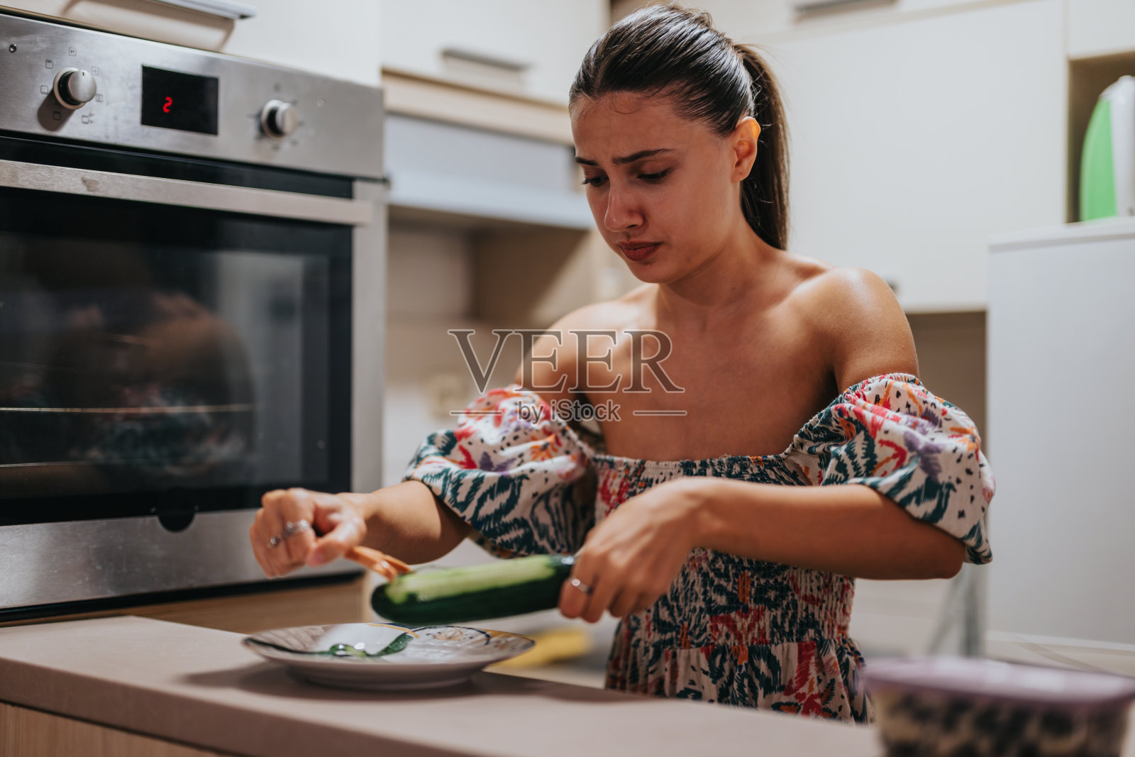 年轻女性在现代厨房中准备餐点照片摄影图片