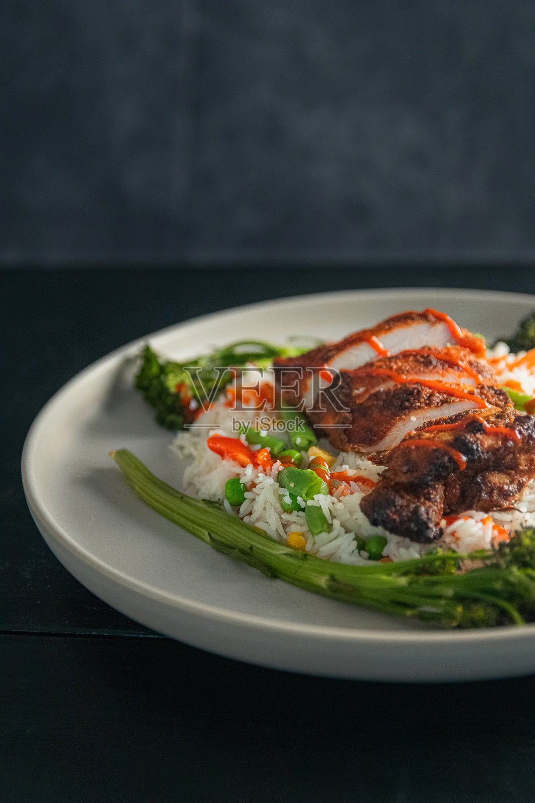 餐食准备:鸡肉和甜椒每周计划,烤香米饭,餐具,中期餐,西兰花,辣酱照片摄影图片