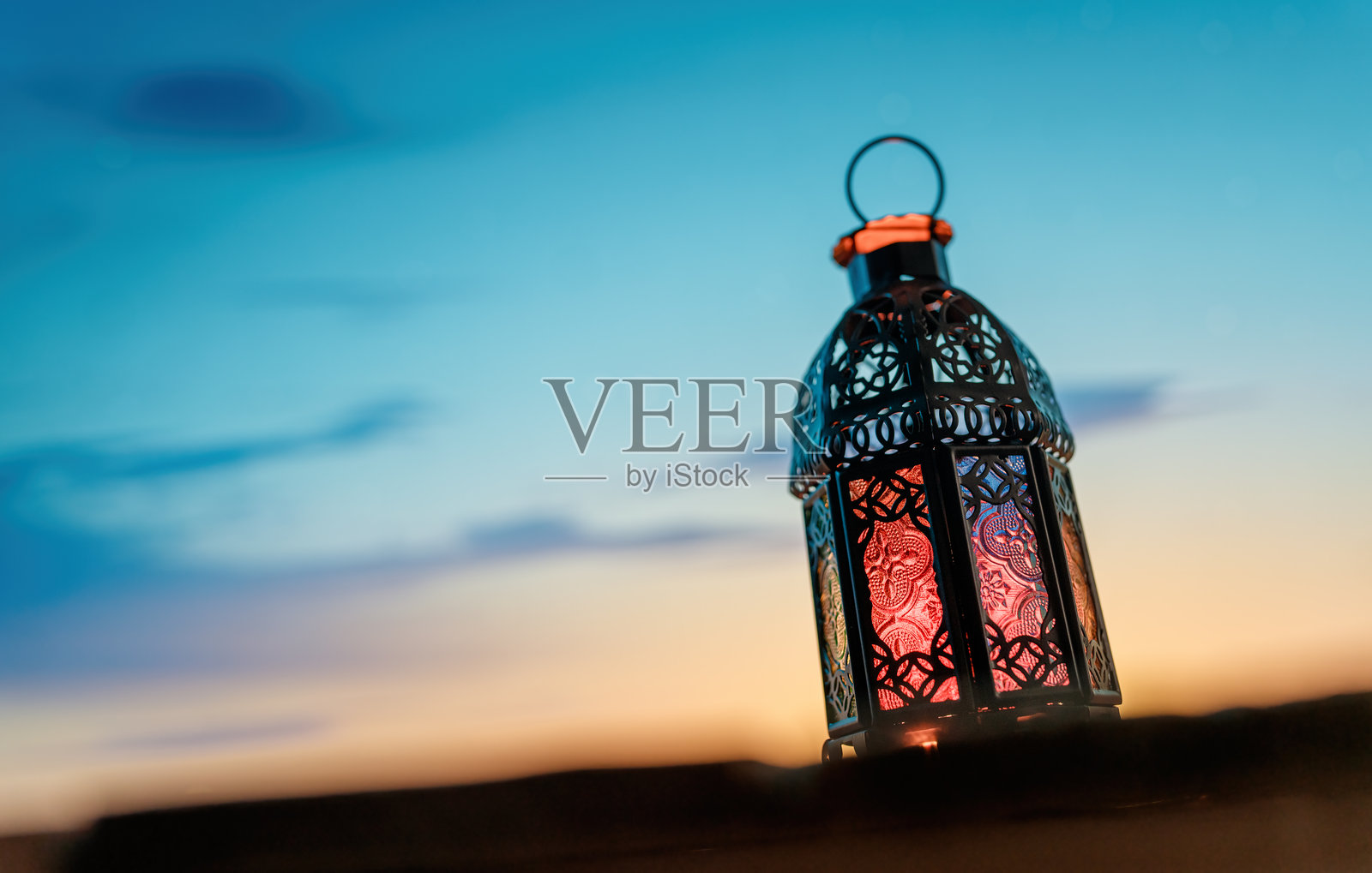 阿拉伯灯笼与燃烧的蜡烛照片摄影图片