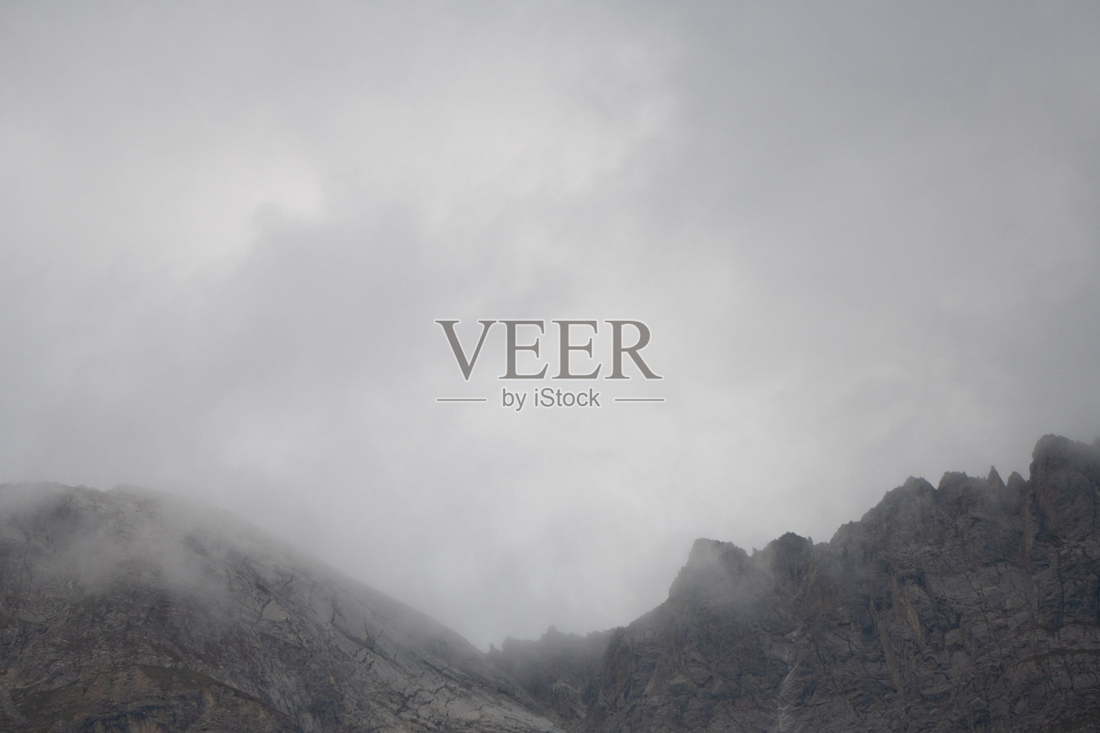 云中的山脉照片摄影图片