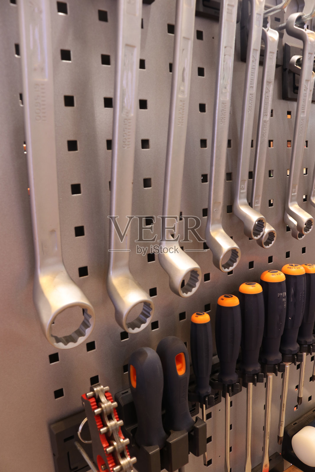 一套用于修理摩托车或汽车发动机的机械工具合集照片摄影图片