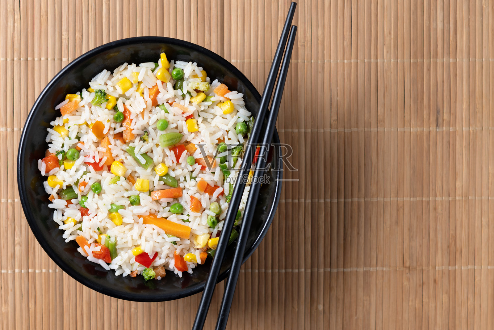 木桌上的白色炒饭配蔬菜照片摄影图片