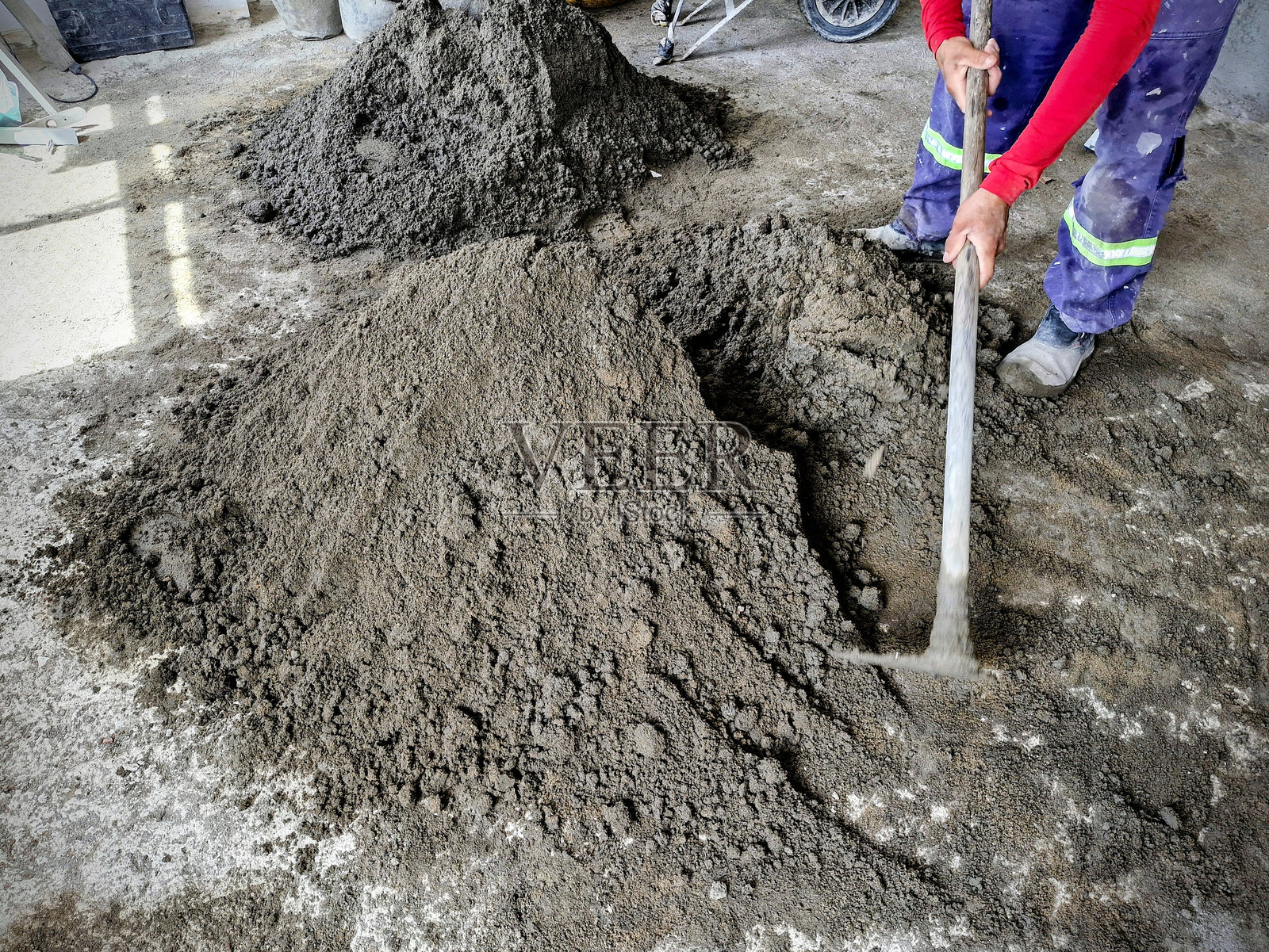 砖工在进行房屋的建设/翻新工作照片摄影图片