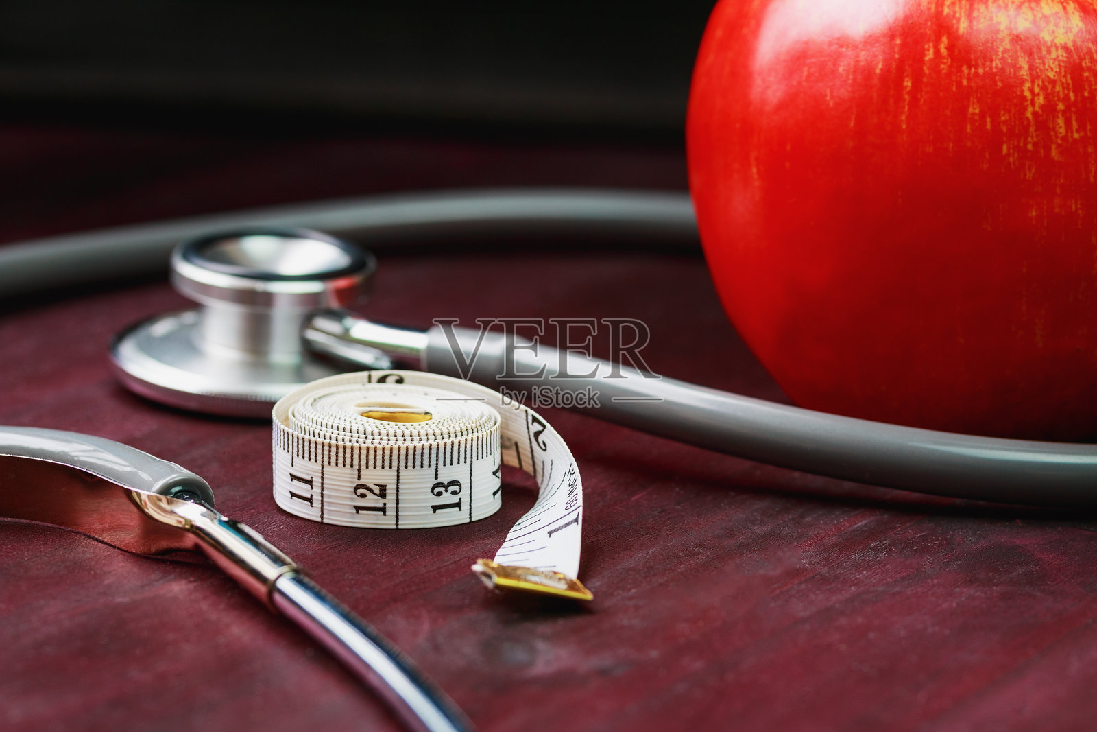 桌子上的红酒特写照片摄影图片