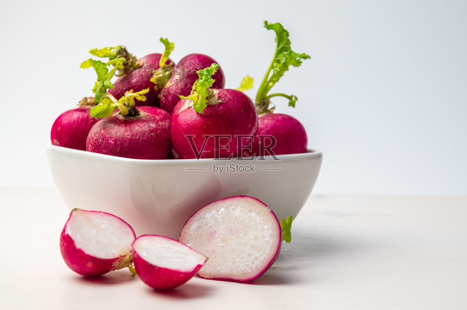 白碗里的萝卜。照片摄影图片