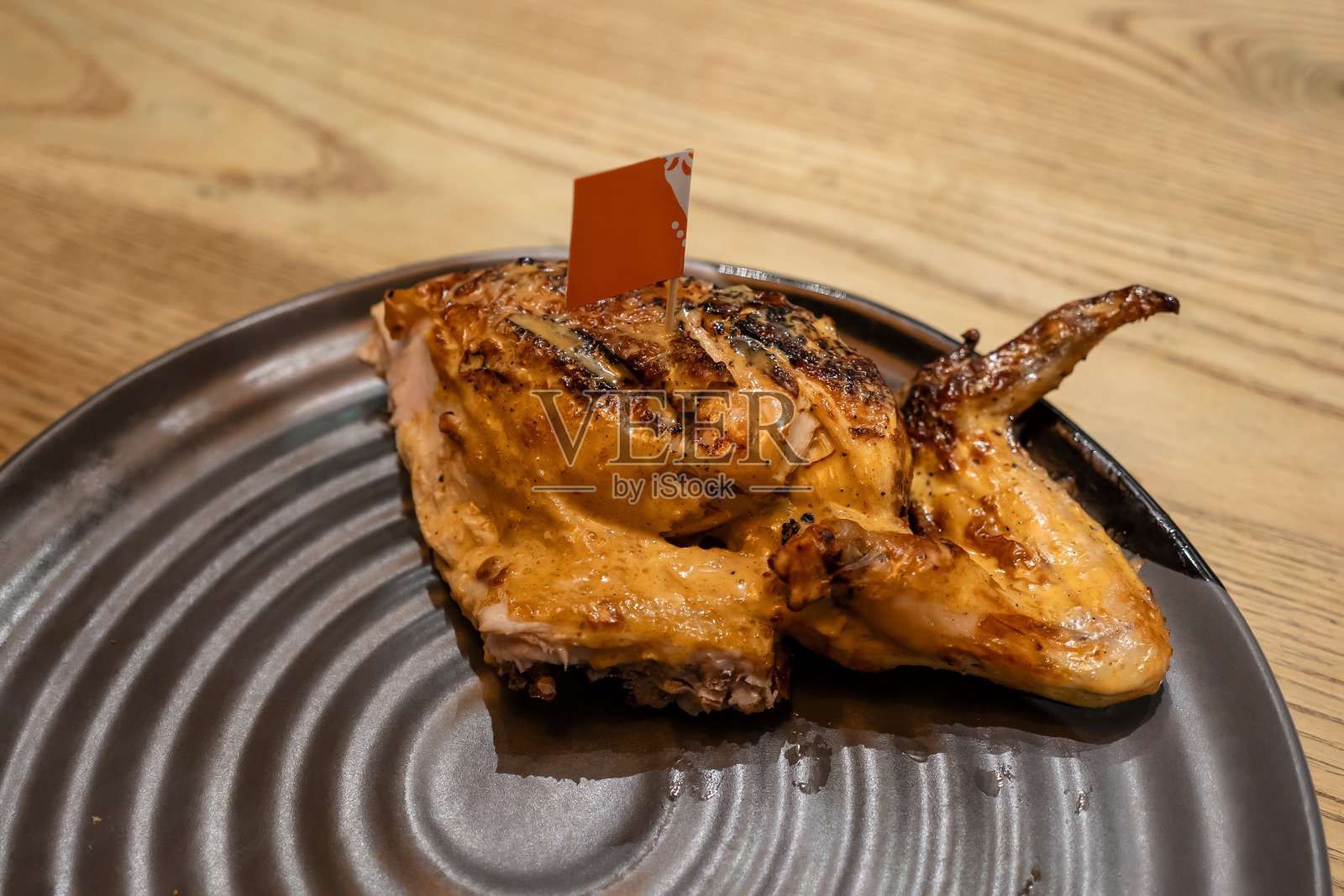 一盘烤鸡肉照片摄影图片