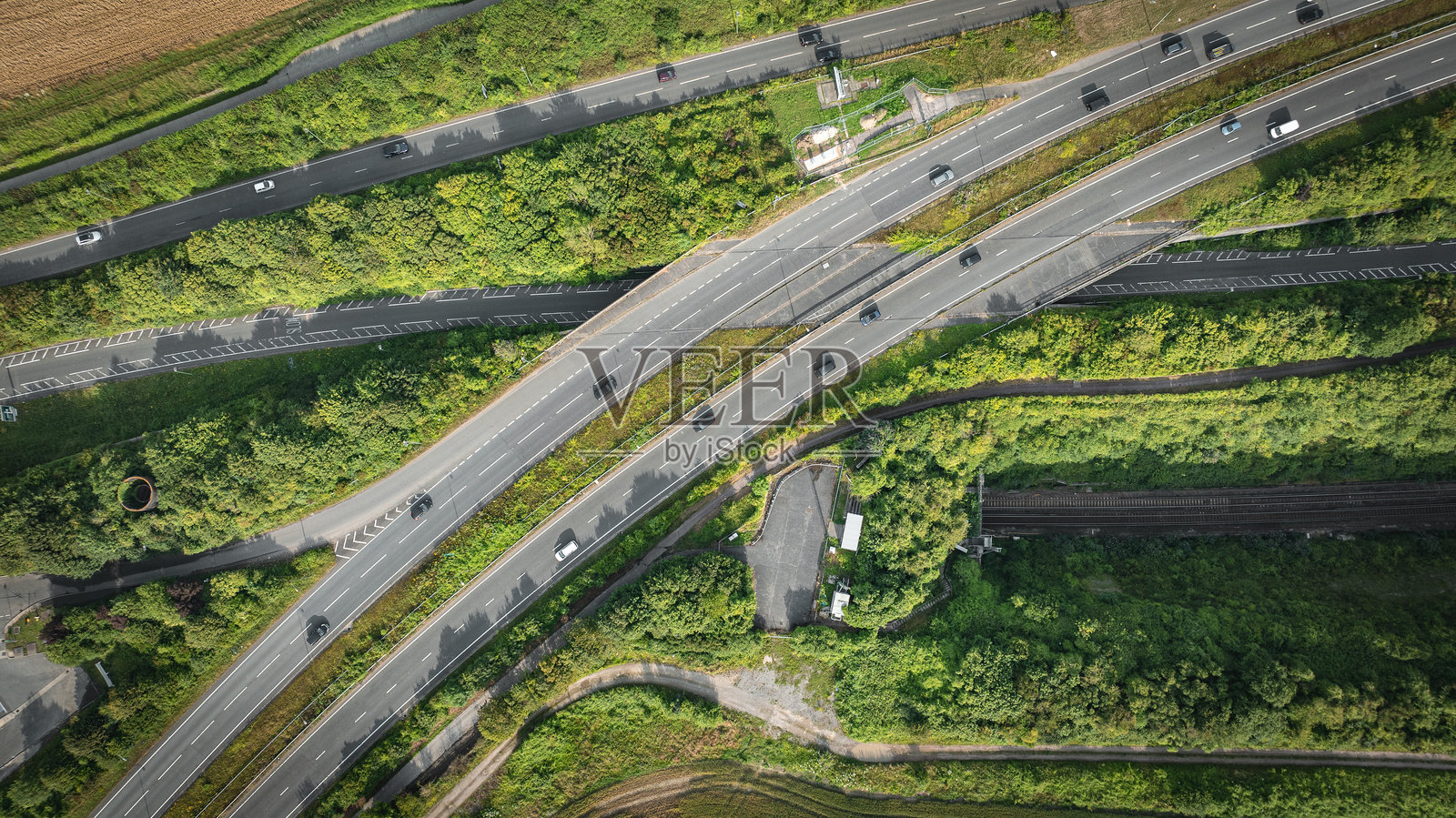 英国布莱顿附近东萨塞克斯的公路和铁路轨道的鸟瞰图照片摄影图片