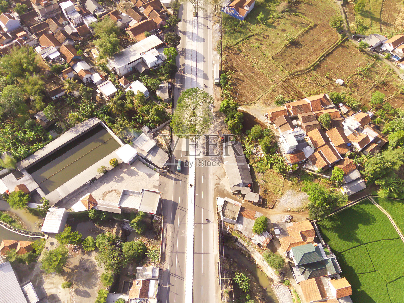 宁静乡村的鸟瞰图,长长的道路蜿蜒而过照片摄影图片
