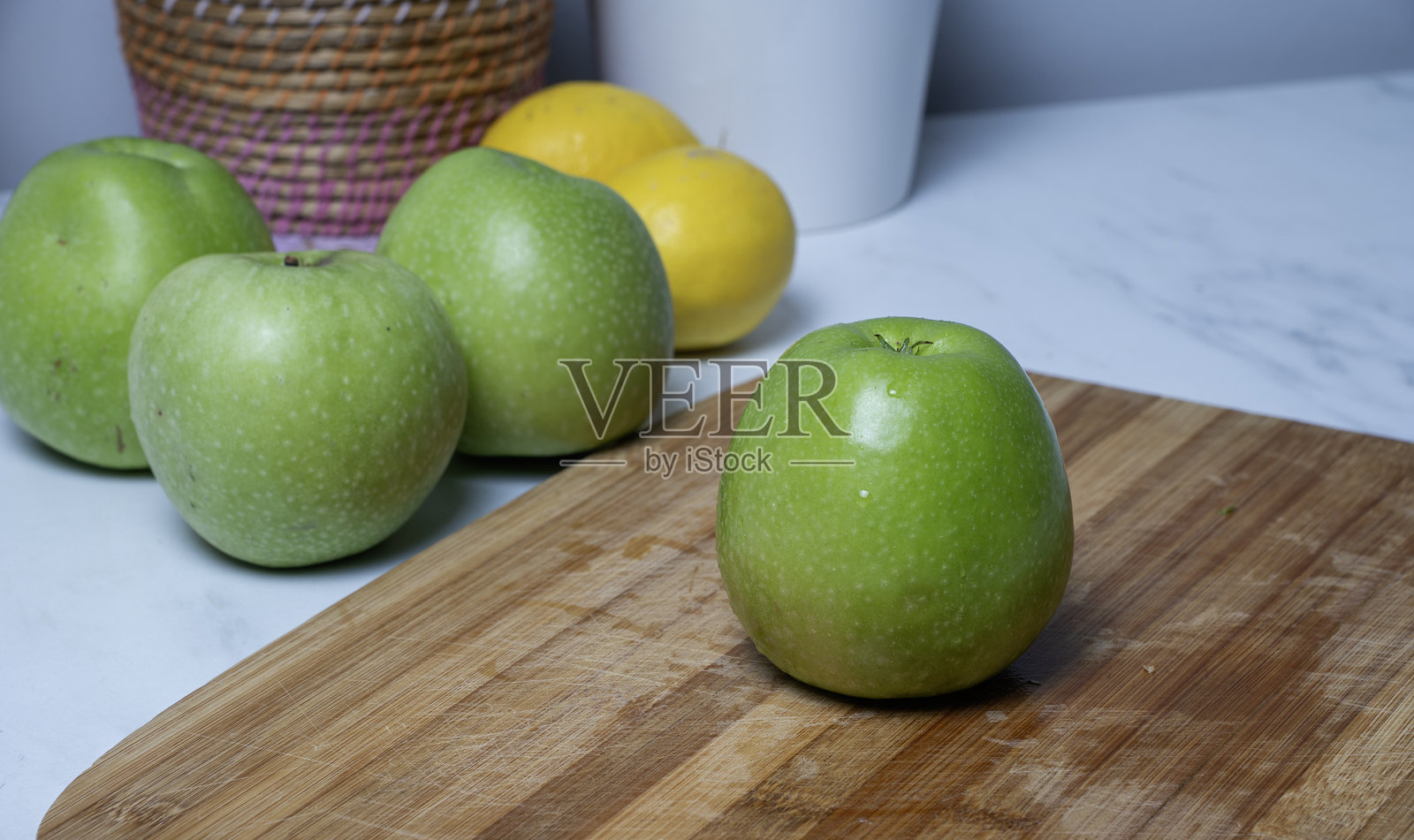 绿色苹果,排毒概念与健康食品照片摄影图片