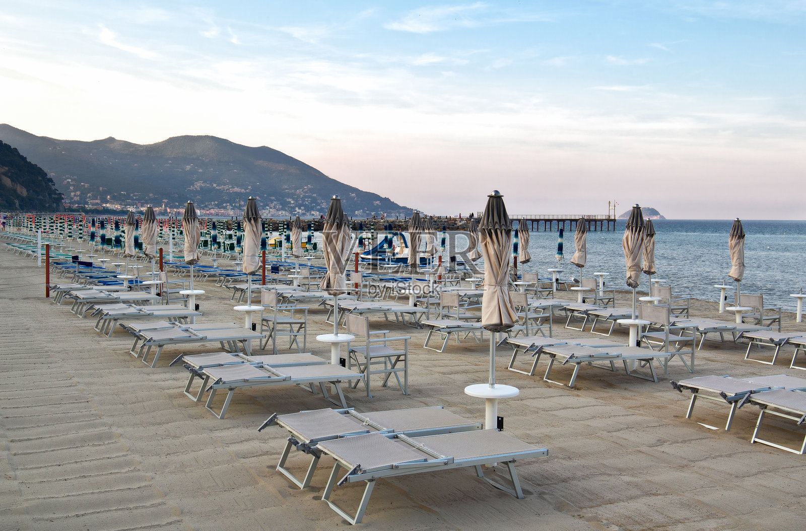 美丽的利古里亚海滩,位于莱奎利亚镇,照片拍摄于夏季假期。照片摄影图片