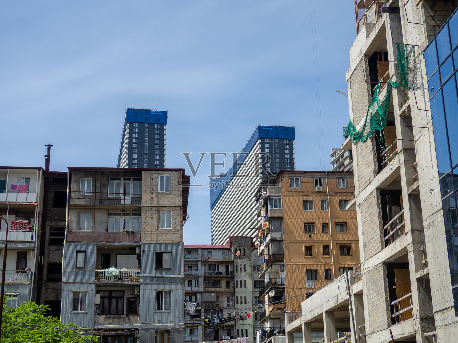 建筑行业。旧与新。翻新。在旧房旁边建造新房。照片摄影图片