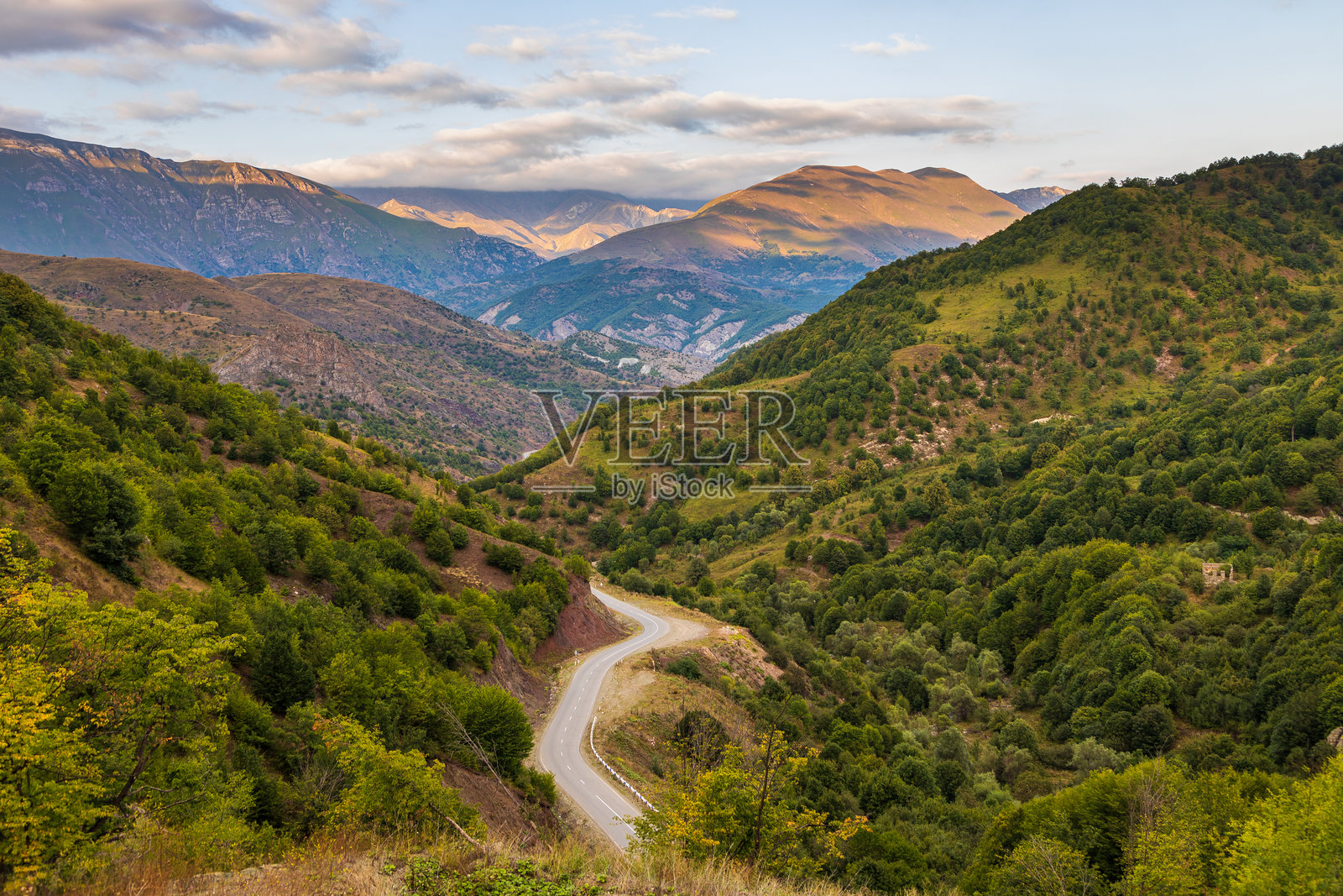 高加索山脉中的蜿蜒山路。阿塞拜疆,纳戈尔诺-卡拉巴赫。照片摄影图片