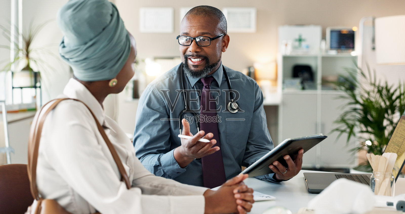 反馈,医疗或平板电脑,医生与患者在医院办公室进行预约或咨询。解释、结果或微笑,医疗专业人士与诊所中的人交谈。照片摄影图片