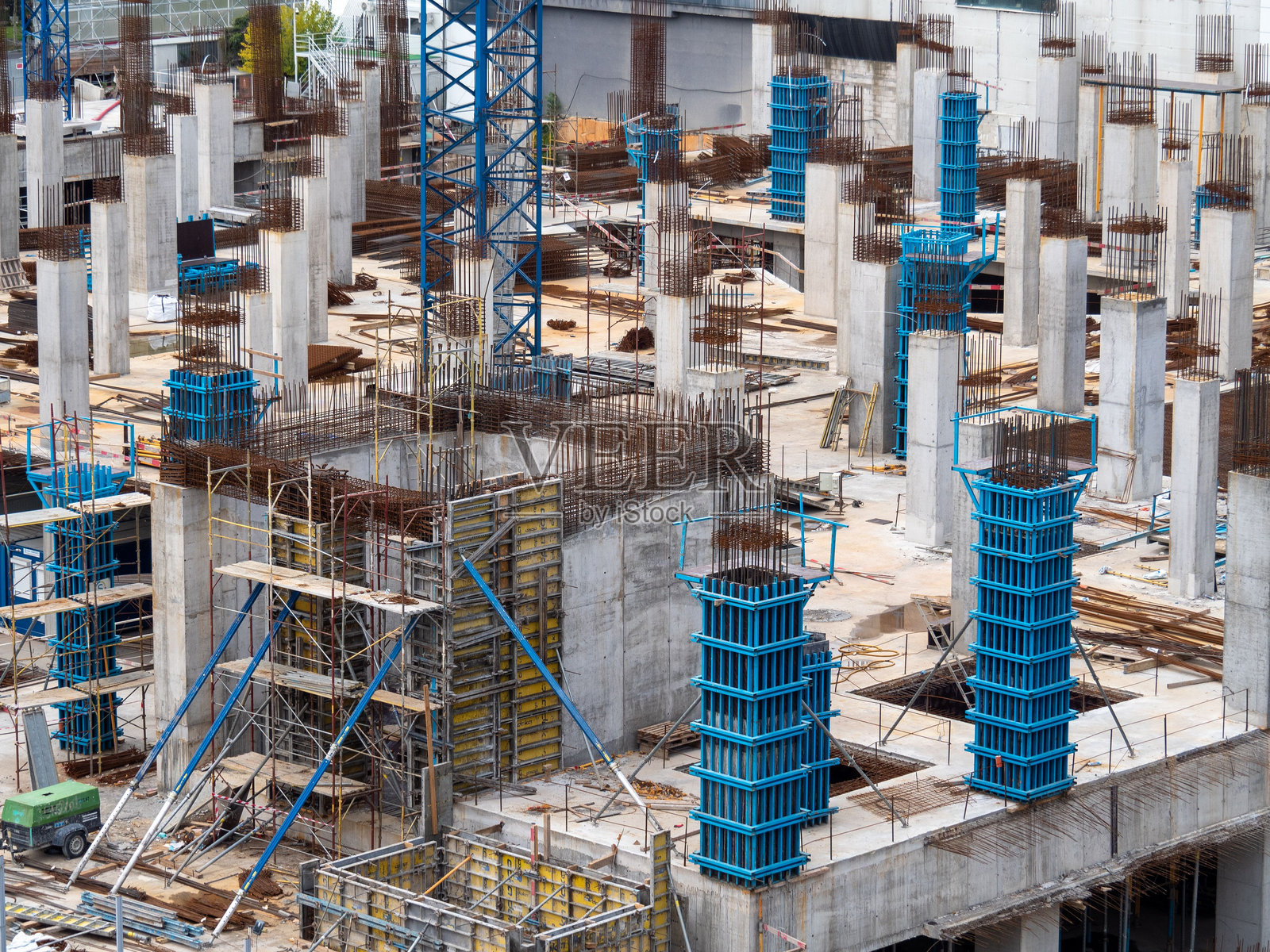 城市建筑工地,混凝土柱和模板。照片摄影图片