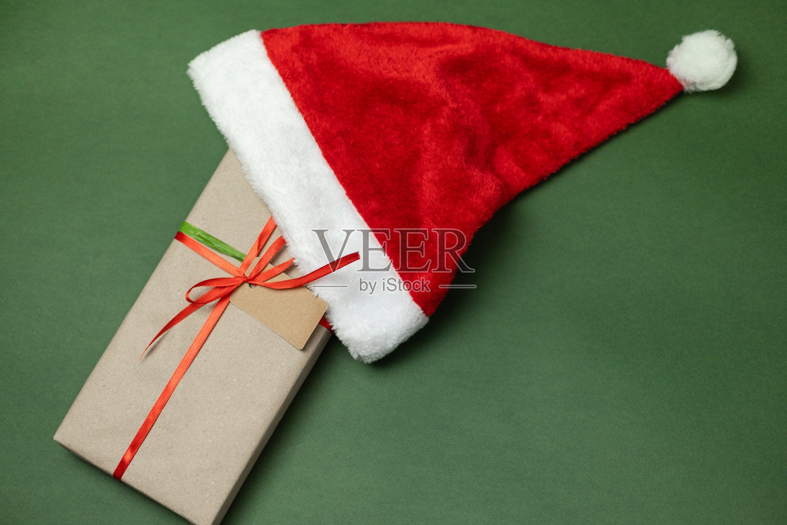 圣诞老人帽子制作的礼品盒照片摄影图片