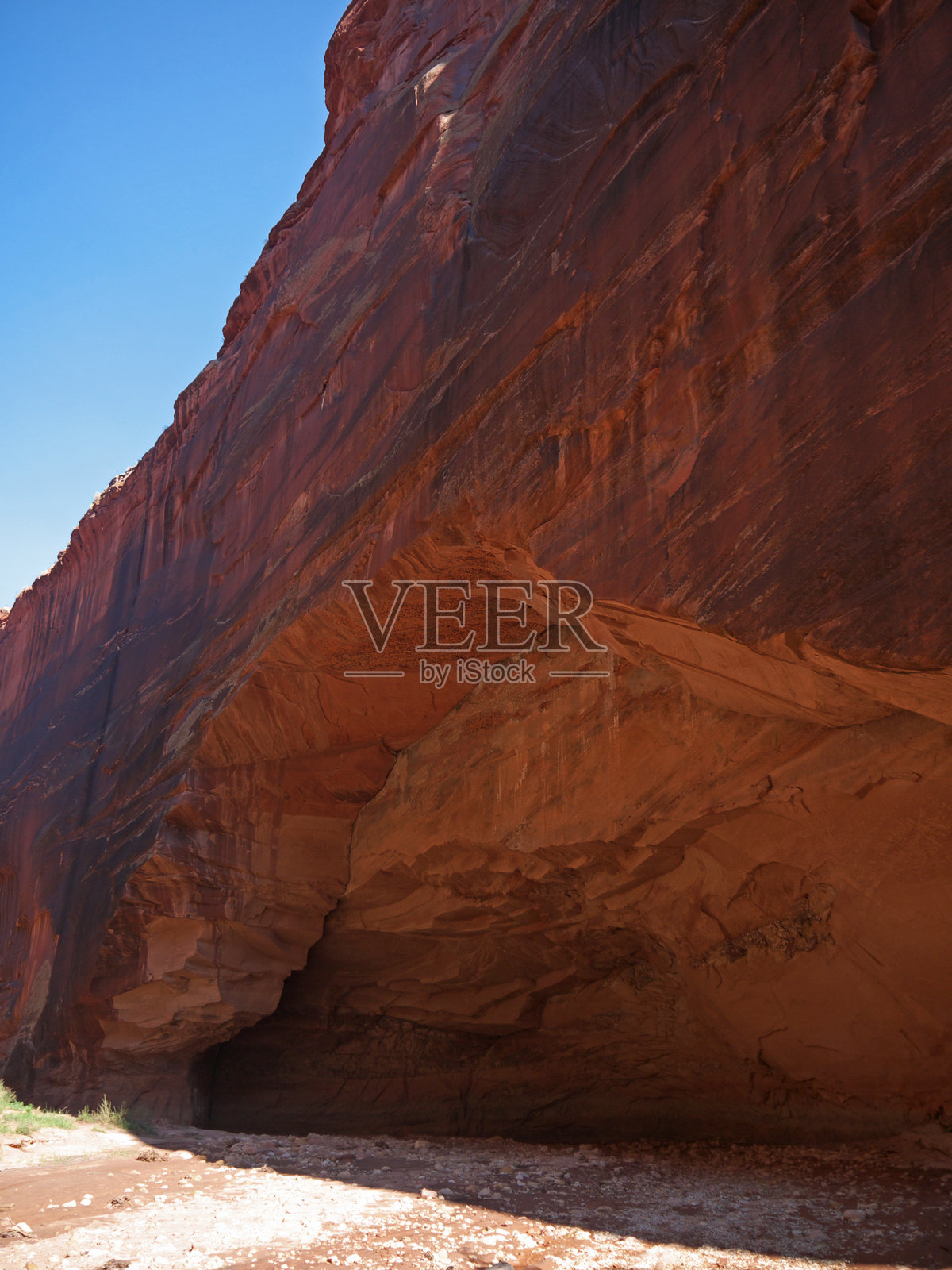 峡谷中的天然石拱门照片摄影图片