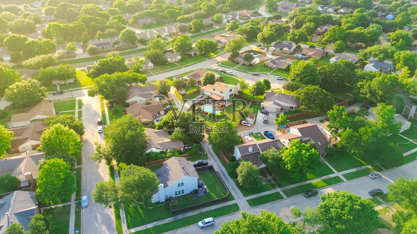 德克萨斯州科佩尔达拉斯-沃斯堡大都会区郁郁葱葱的住宅街,独立单户住宅排成一行,配有游泳池、大后院和草坪,鸟瞰图。照片摄影图片