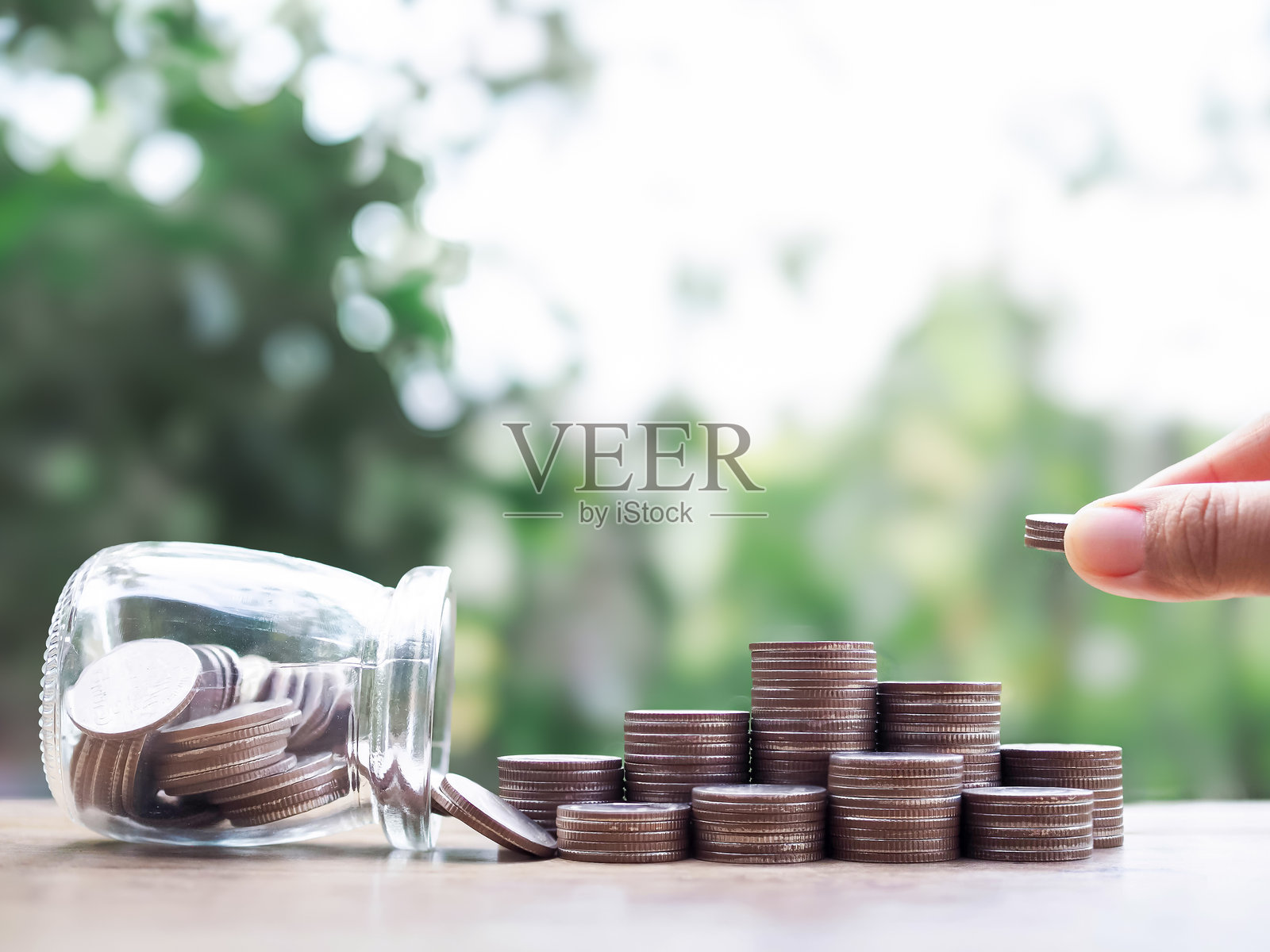 玻璃瓶和一堆硬币。储蓄、金融、投资和商业增长的概念。照片摄影图片