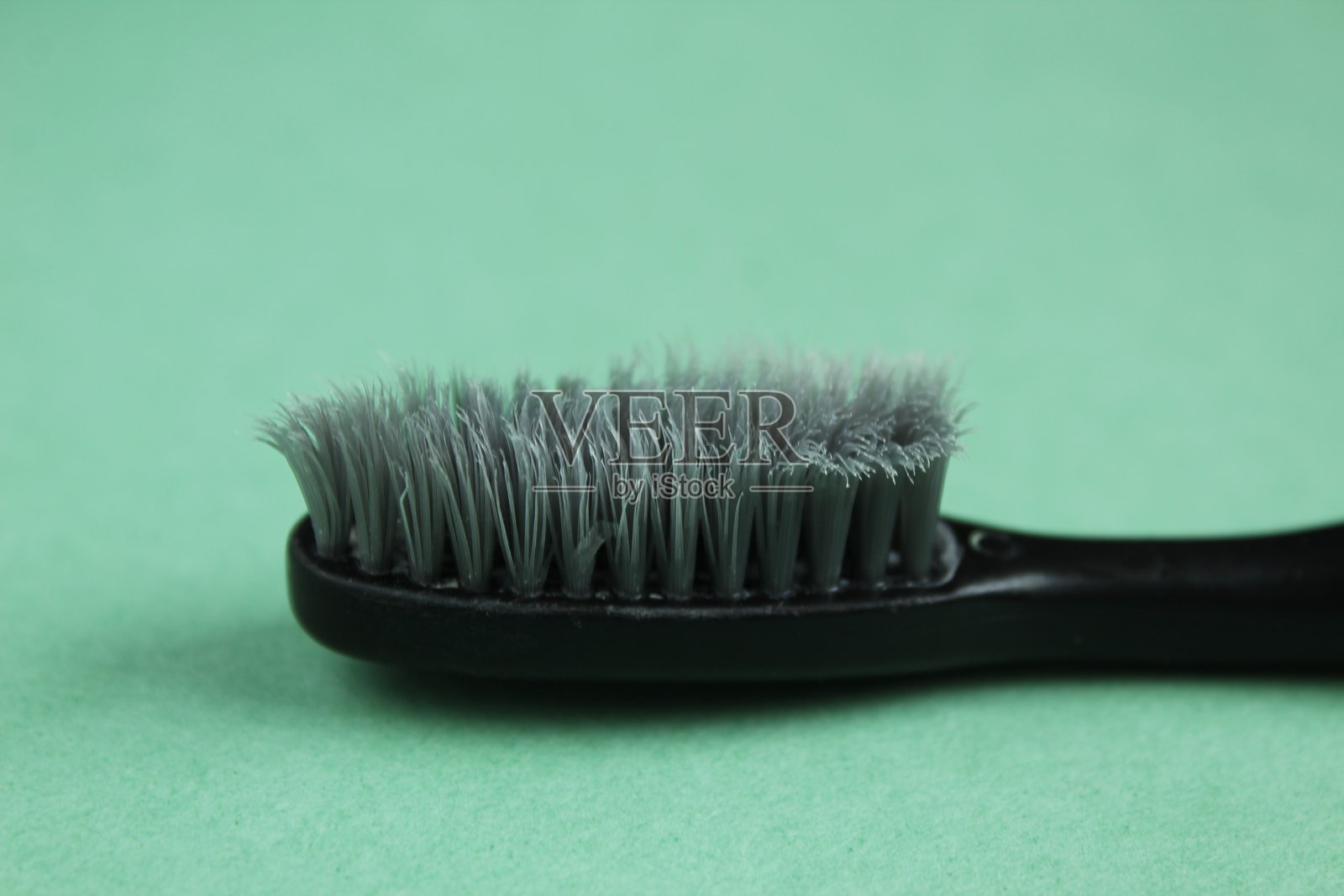 粉色背景上的牙刷,留有空白区域供文字使用。是时候扔掉你的牙刷了。照片摄影图片