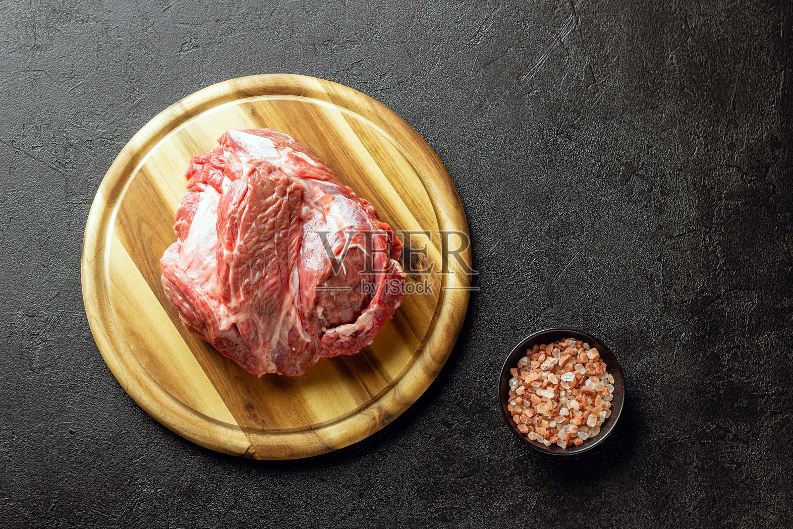 生牛肉放在木砧板上照片摄影图片