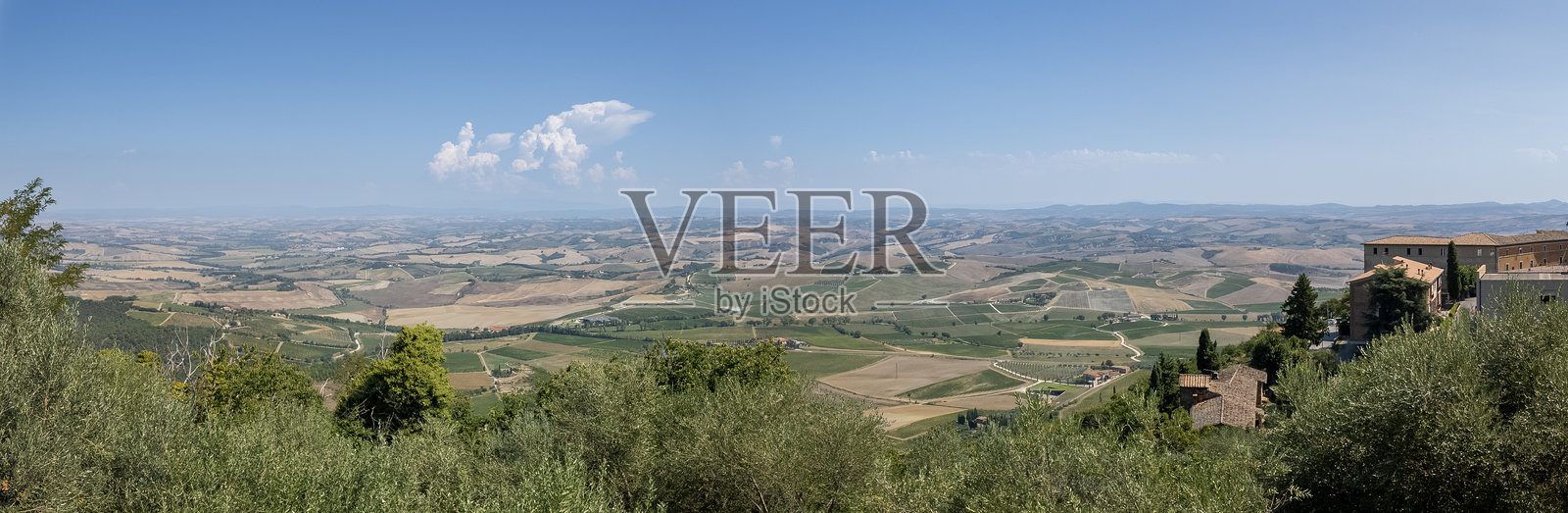 意大利托斯卡纳的奥尔恰谷。令人惊叹的橄榄树山丘风景。大地的线条。地面颜色和形状的透视。照片摄影图片