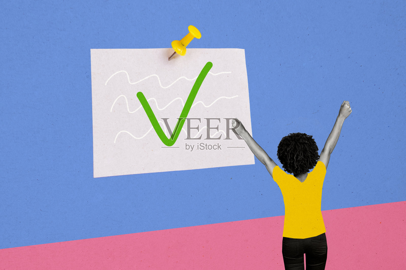 匿名女商人的创意艺术拼贴,手持纸张贴纸,展示批准标志,背景为涂鸦风格。照片摄影图片