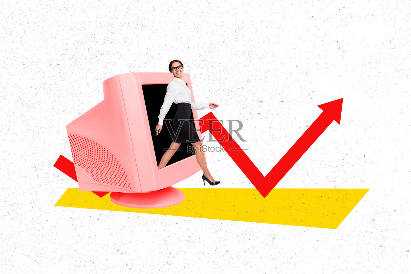 快乐女商人走向晋升箭头的拼贴照片,电脑显示器和电视屏幕展示成功晋升,背景为涂鸦风格。照片摄影图片