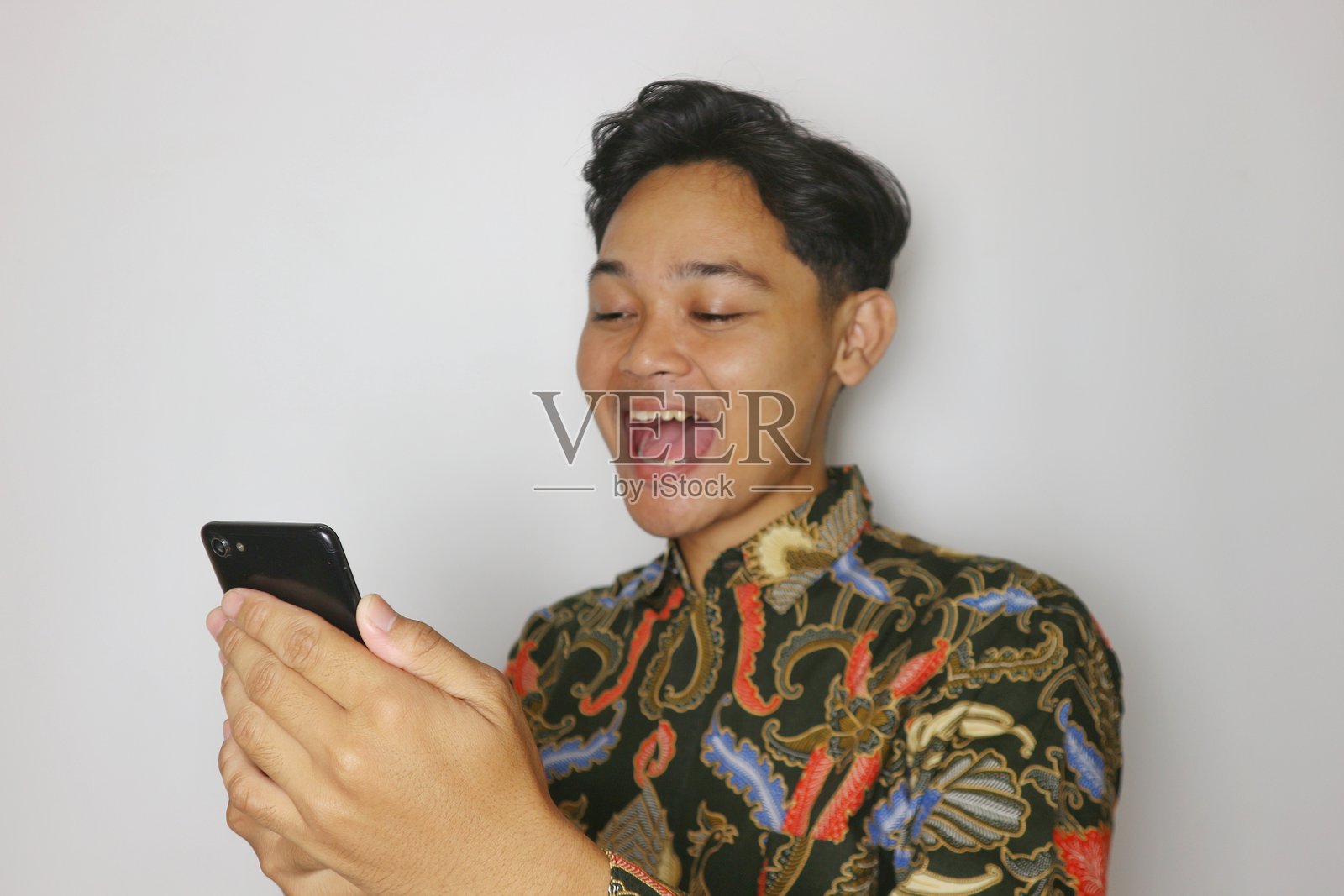 独自在白色背景下的印尼亚洲成年男性的随机表情照片摄影图片