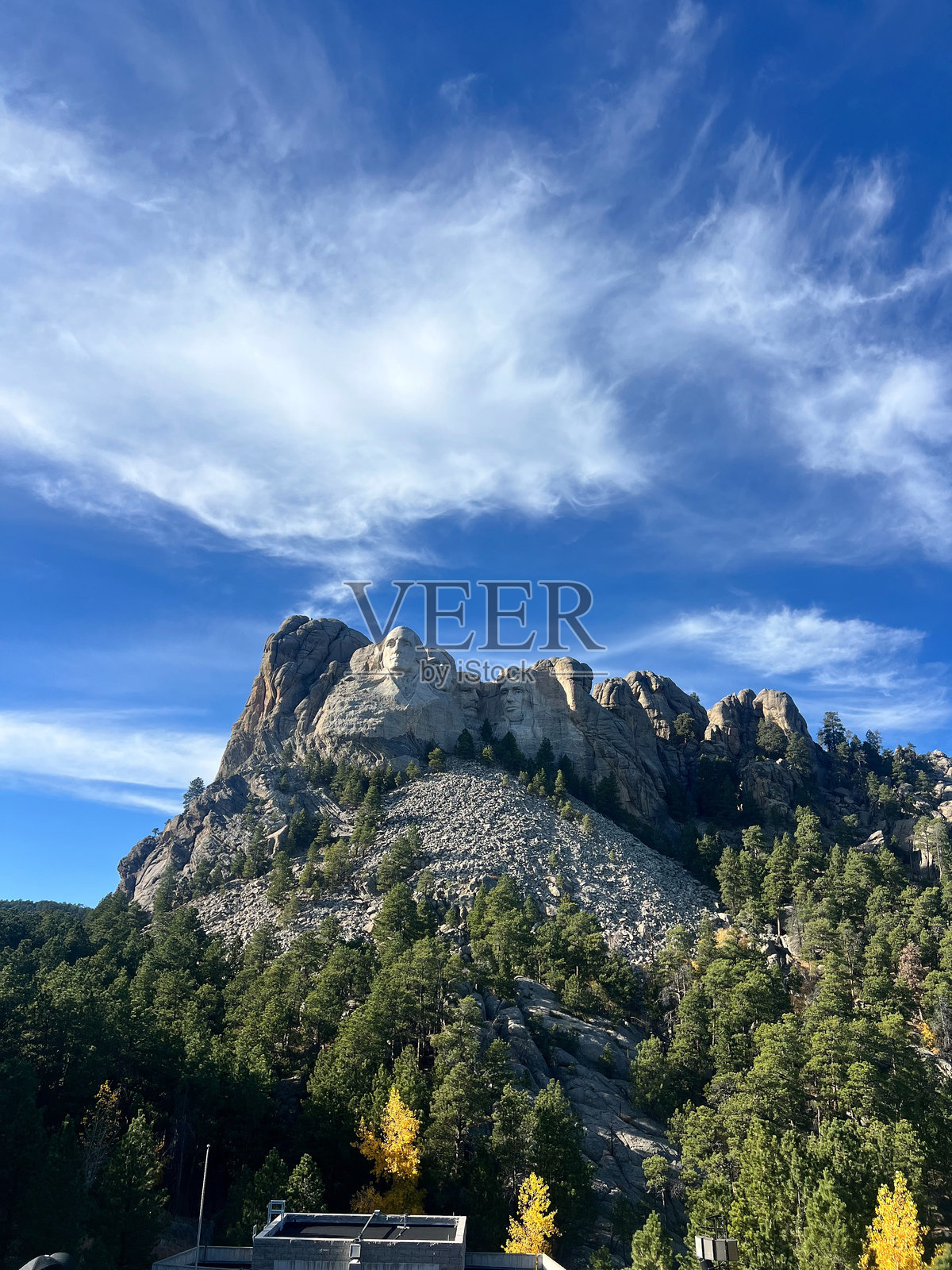 拉什莫尔山与黑山脉照片摄影图片