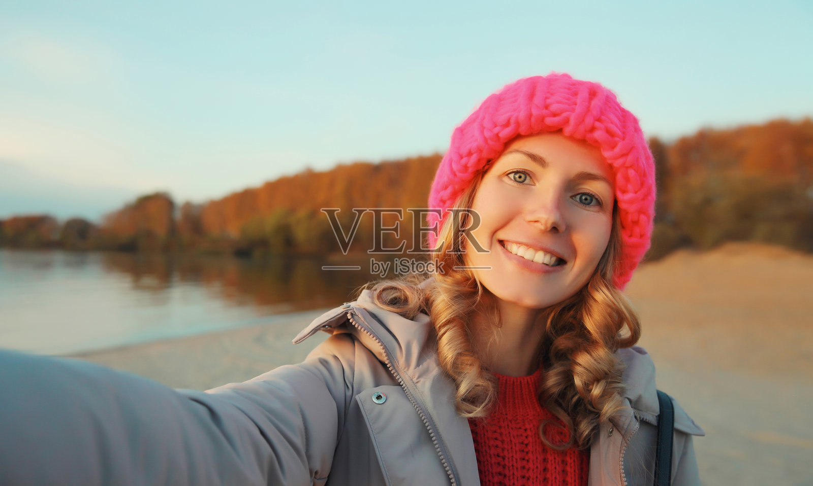 旅行,冒险,海滩上自拍的女性,女孩在海岸上使用智能手机照片摄影图片