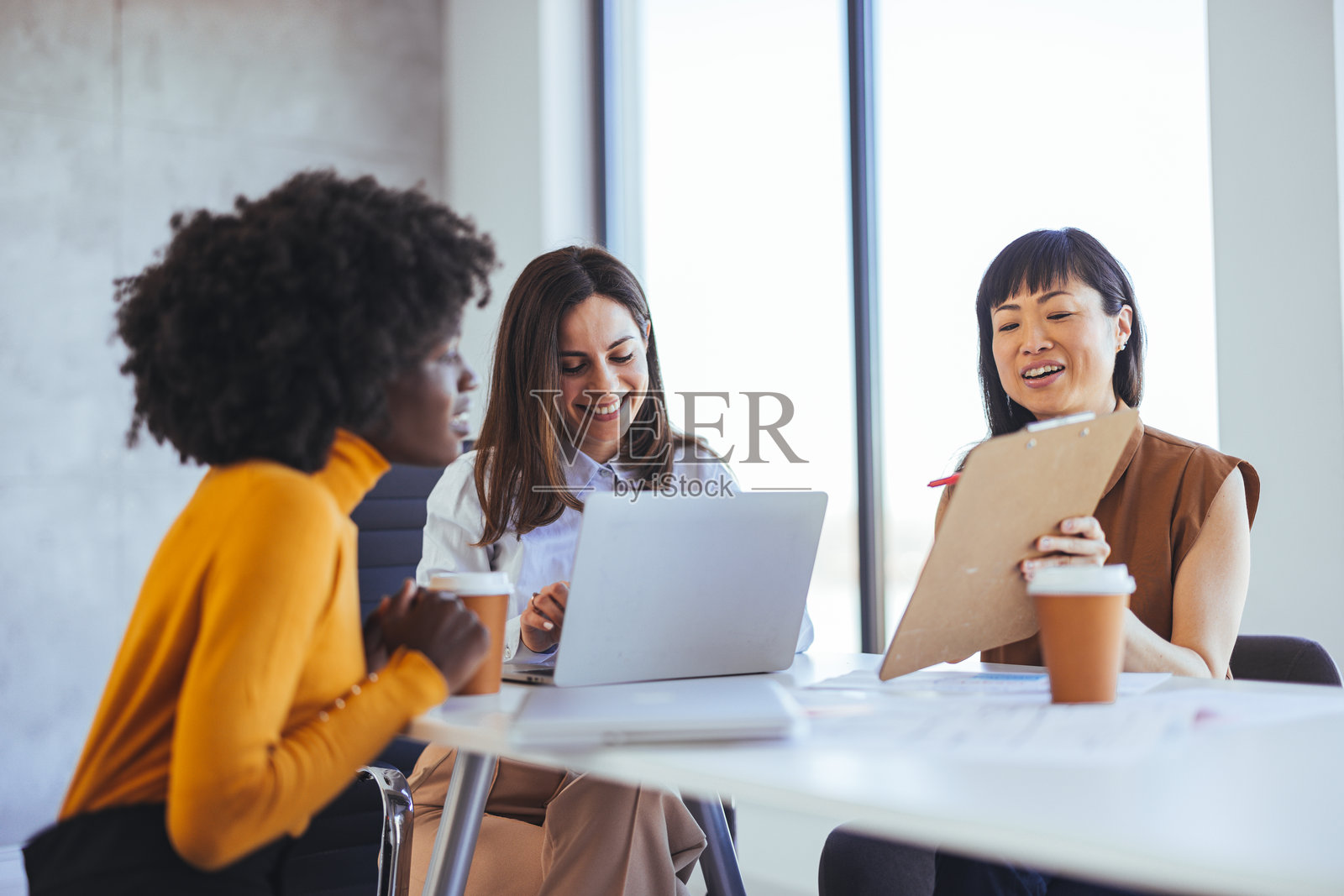 多元化团队参与富有成效的商务会议讨论照片摄影图片