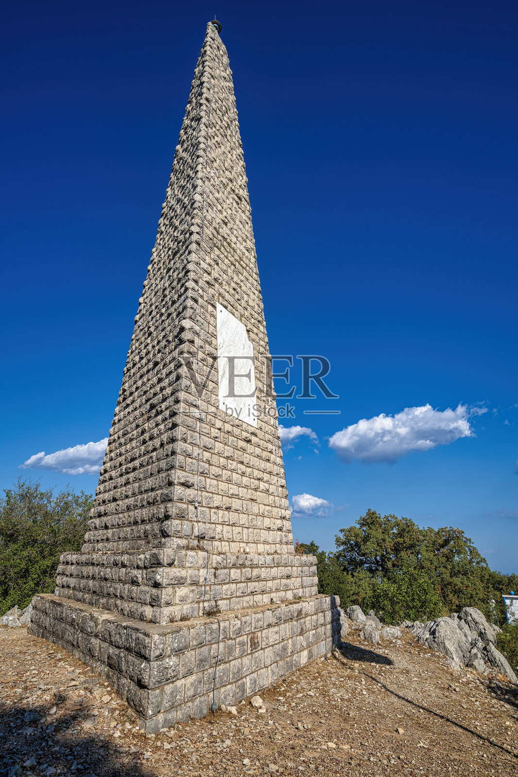 帕帕弗莱萨斯纪念碑与湛蓝的天空照片摄影图片